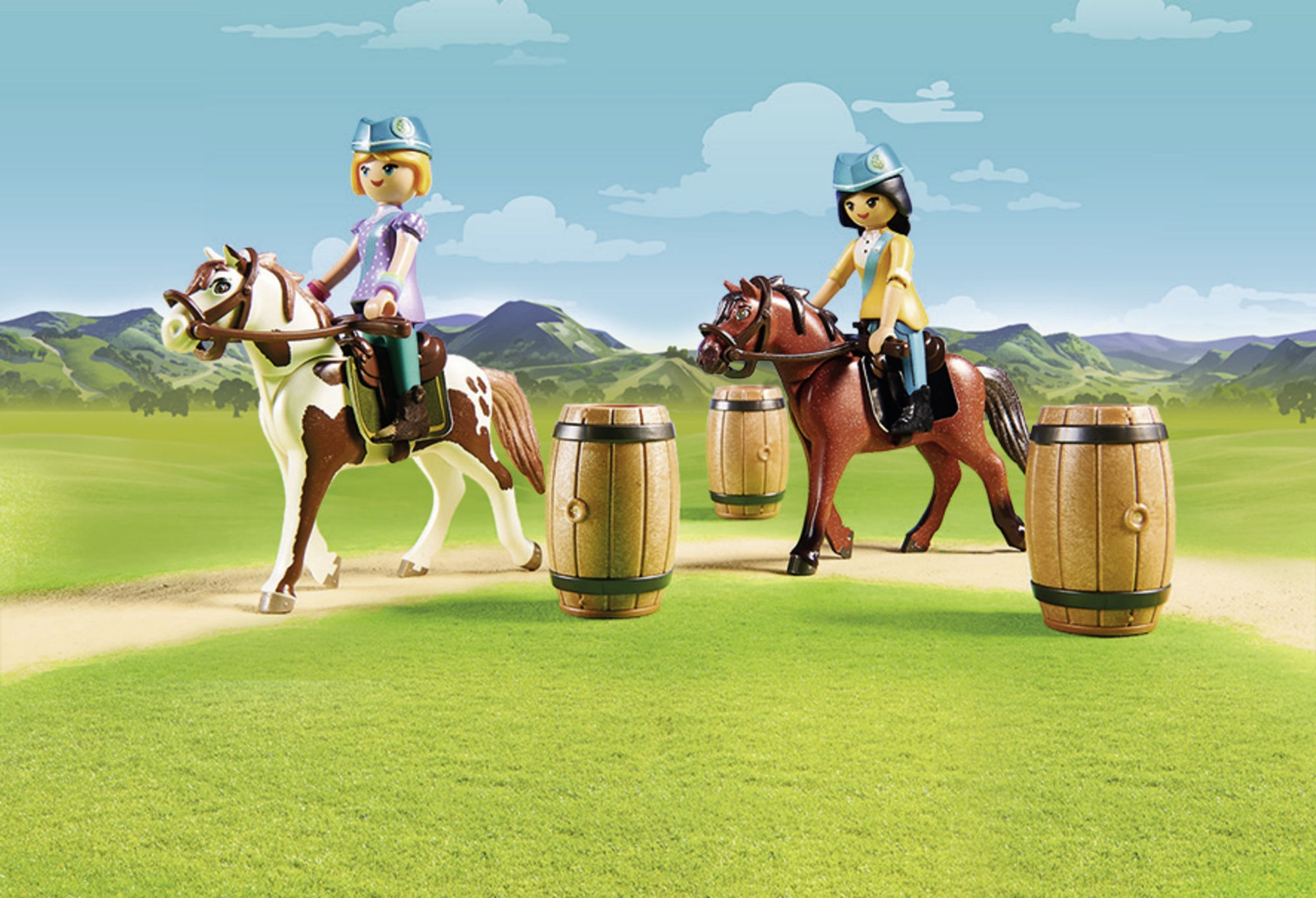 Due figure Playmobil a cavallo con barili in un ambiente esterno.