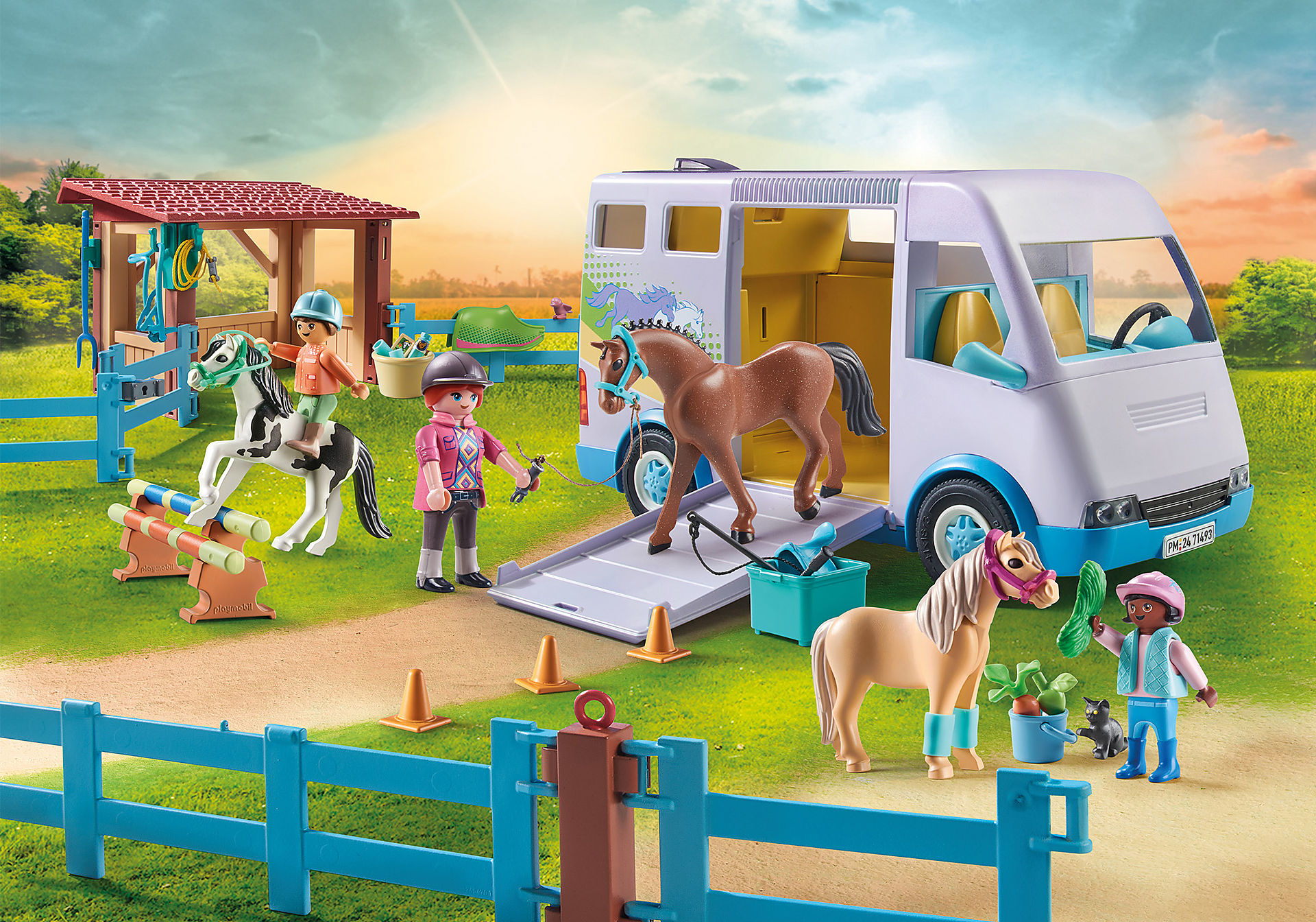 Una scena equestre Playmobil con cavalli, figure, un rimorchio per cavalli e un'area di stalla.