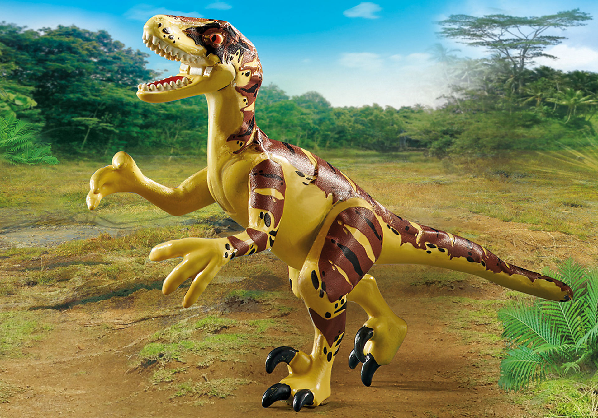 Dinosauro giocattolo, giallo con macchie marroni. Bocca aperta, ambientato in una giungla.