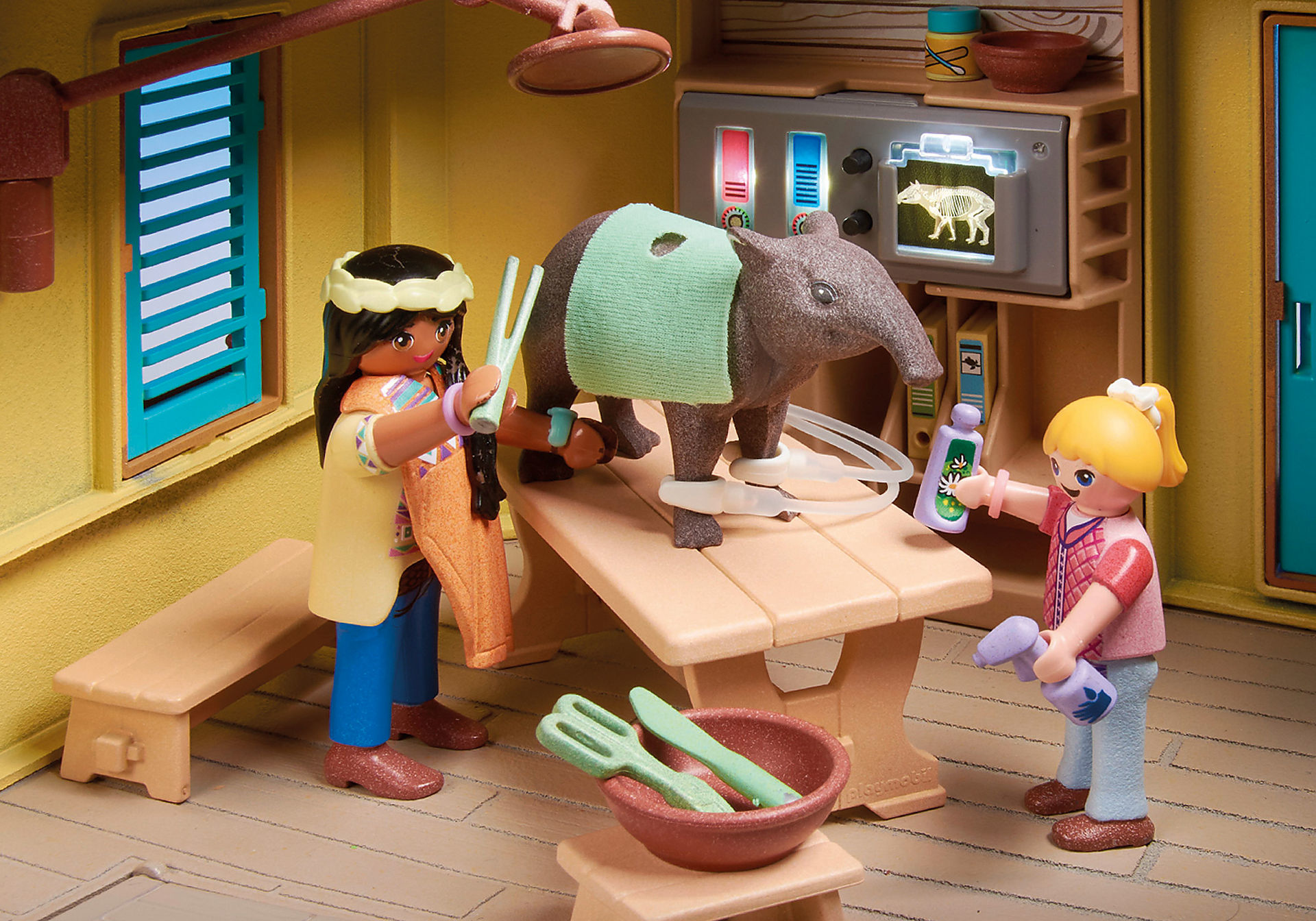 Eine Playmobil-Tierarztszene mit Figuren, die ein Tapir behandeln. Inklusive medizinischer Ausrüstung.