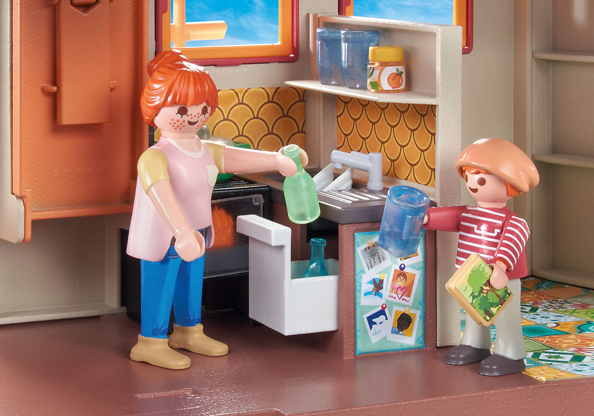 Zwei Playmobil-Figuren in einer Küchenszene. Einer gießt eine Flasche ein. Weiße Schränke, heller Hintergrund.