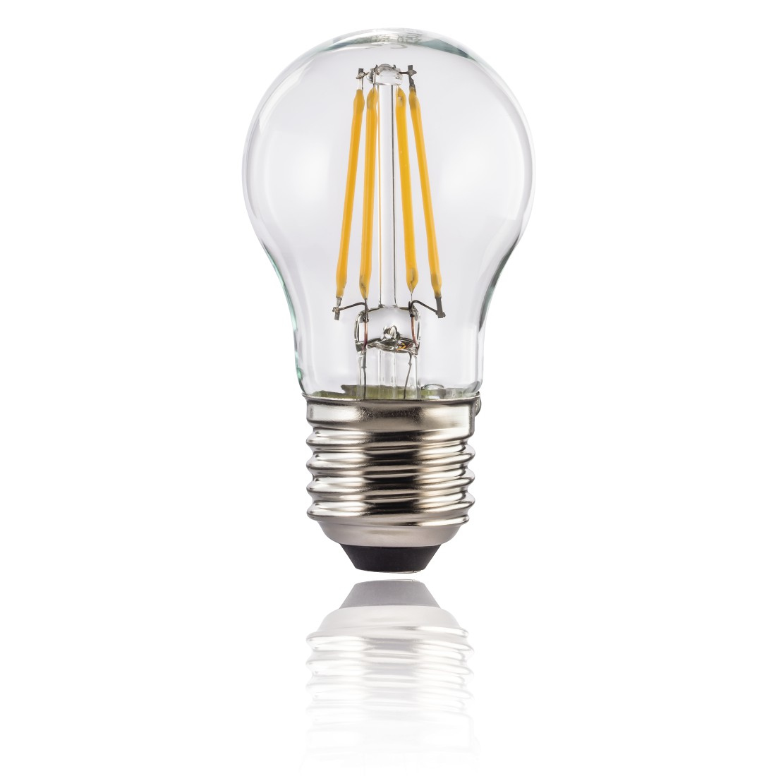 Une ampoule en verre transparent avec une base argentée, montrant les filaments à l'intérieur. Réfléchie sur du blanc.