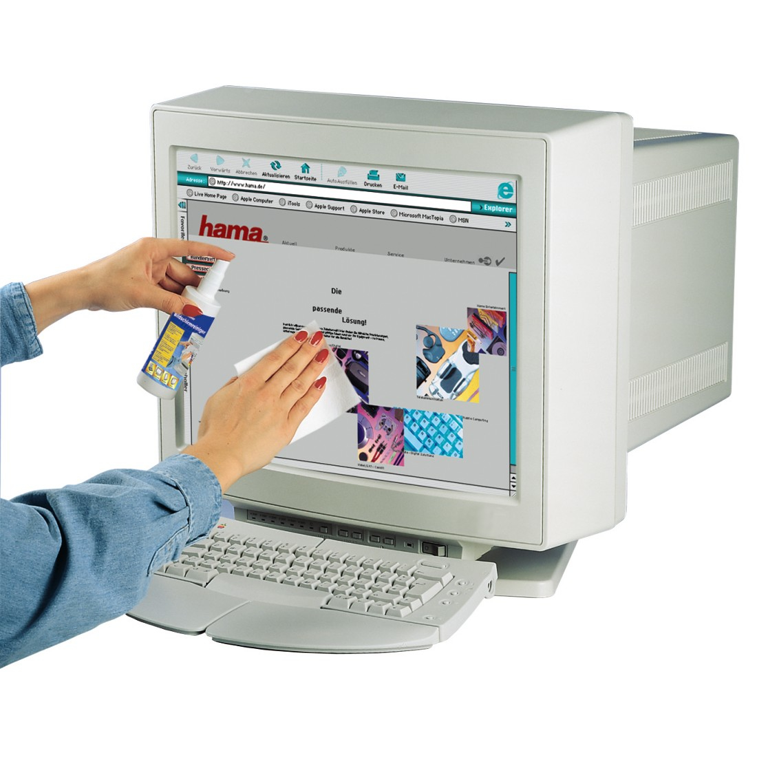 Osoba czyszcząca stary monitor komputera za pomocą sprayu czyszczącego i szmatki.