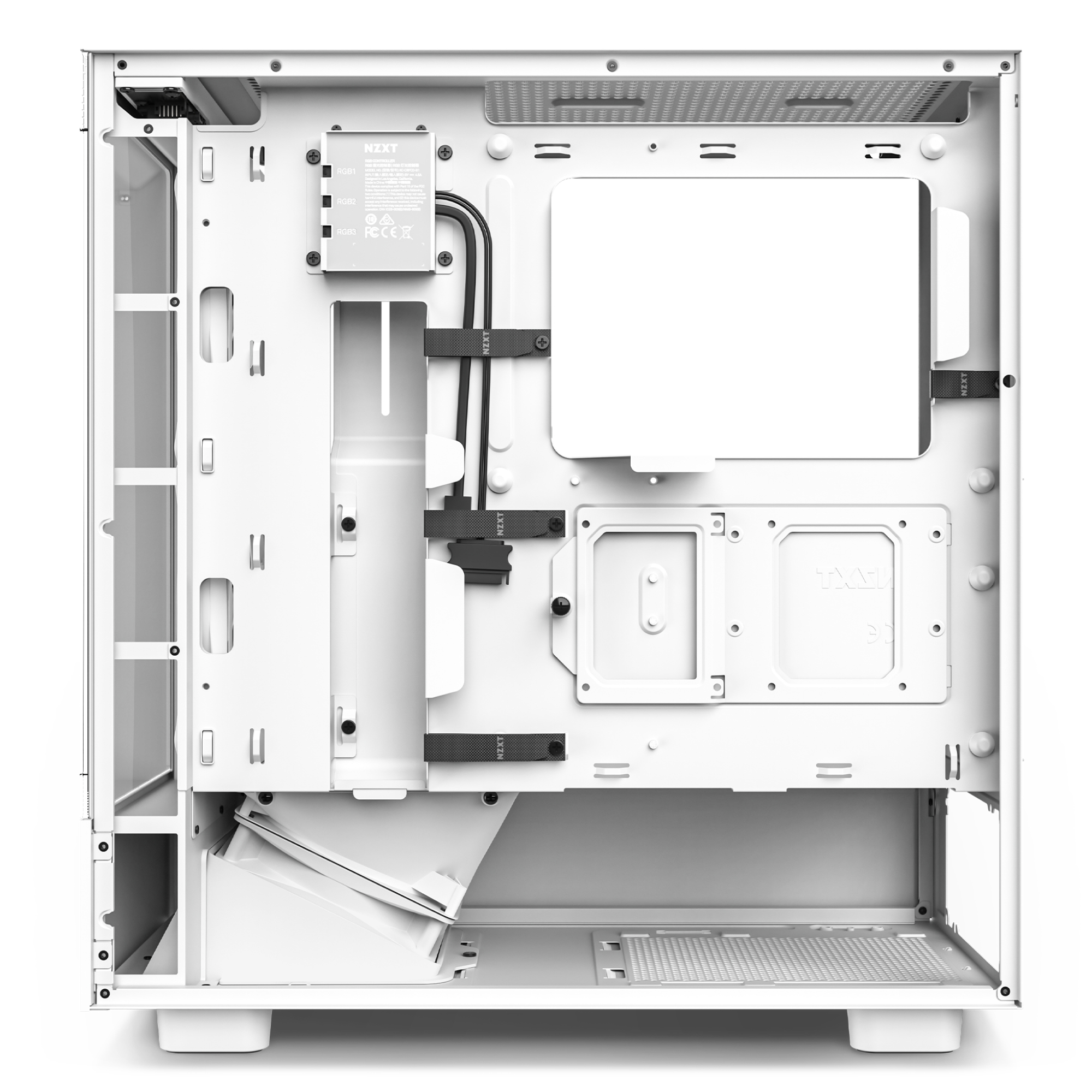 Interno di un case per computer bianco con marchio NZXT, gestione dei cavi e spazi aperti.