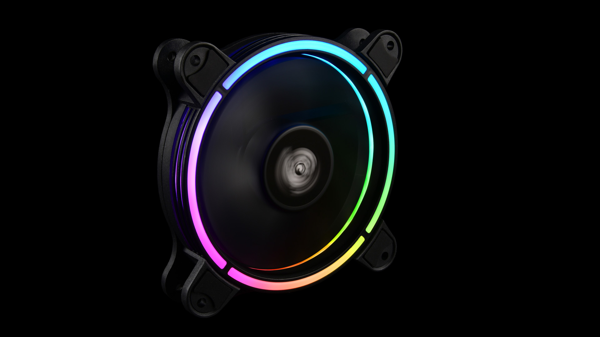 Ventola per computer nera con luci LED multicolori intorno al bordo esterno, su uno sfondo nero.