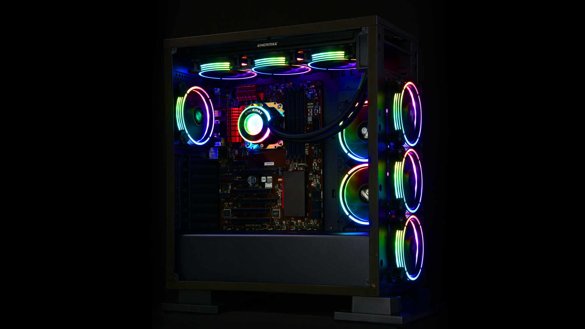 All'interno di un case per computer, l'illuminazione RGB illumina i componenti. Ventole, CPU, RAM.