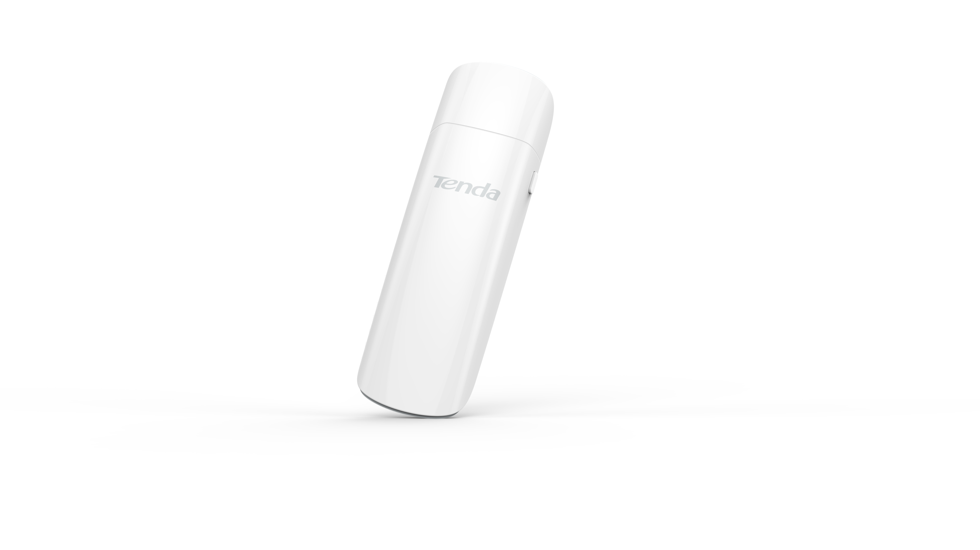 Un adattatore WiFi USB Tenda bianco è mostrato, in piedi su uno sfondo bianco.
