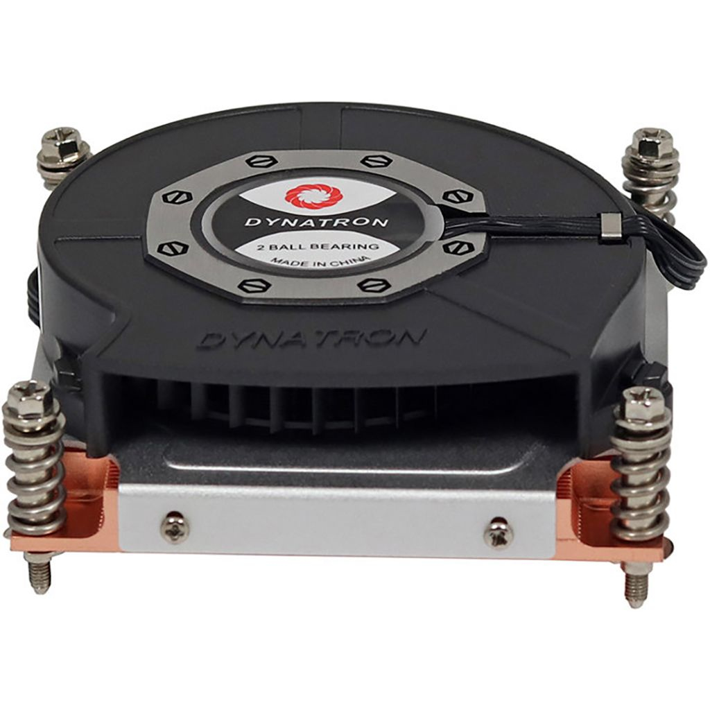 Chłodnica procesora komputera z czarnym wentylatorem i logo Dynatron, zamontowana na srebrnej podstawie.