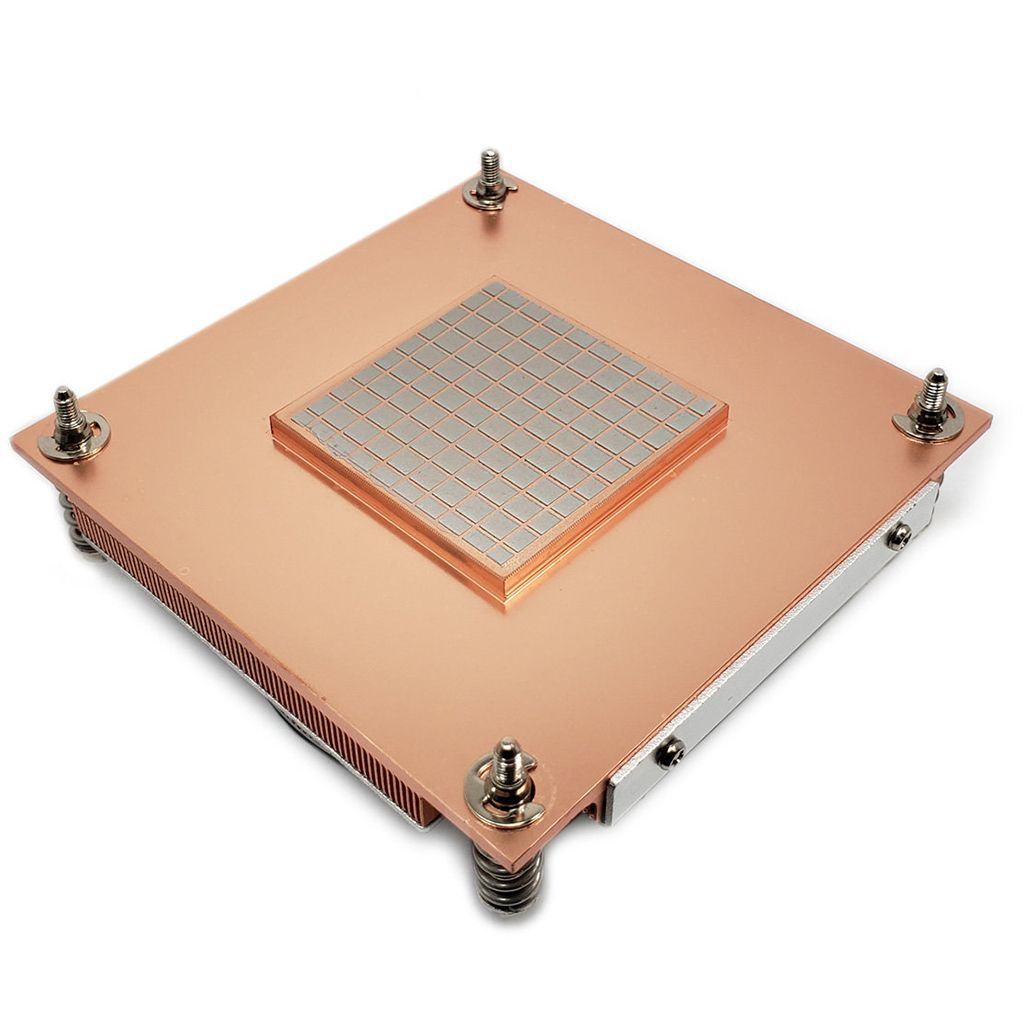 Kwadratowy element metalowy z wzorem kratki pośrodku, cztery śruby na rogach.