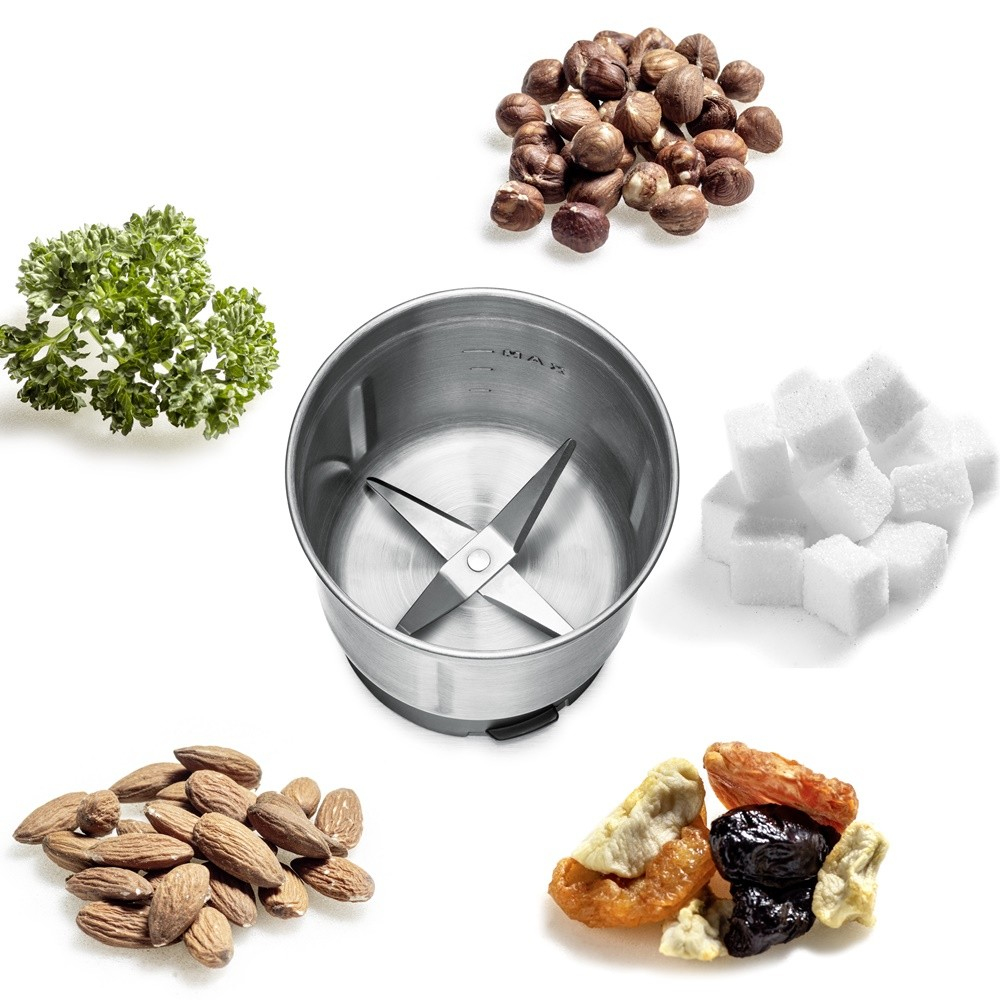 Składniki do przygotowywania potraw: orzechy, kostki cukru, pietruszka, migdały i suszone owoce.