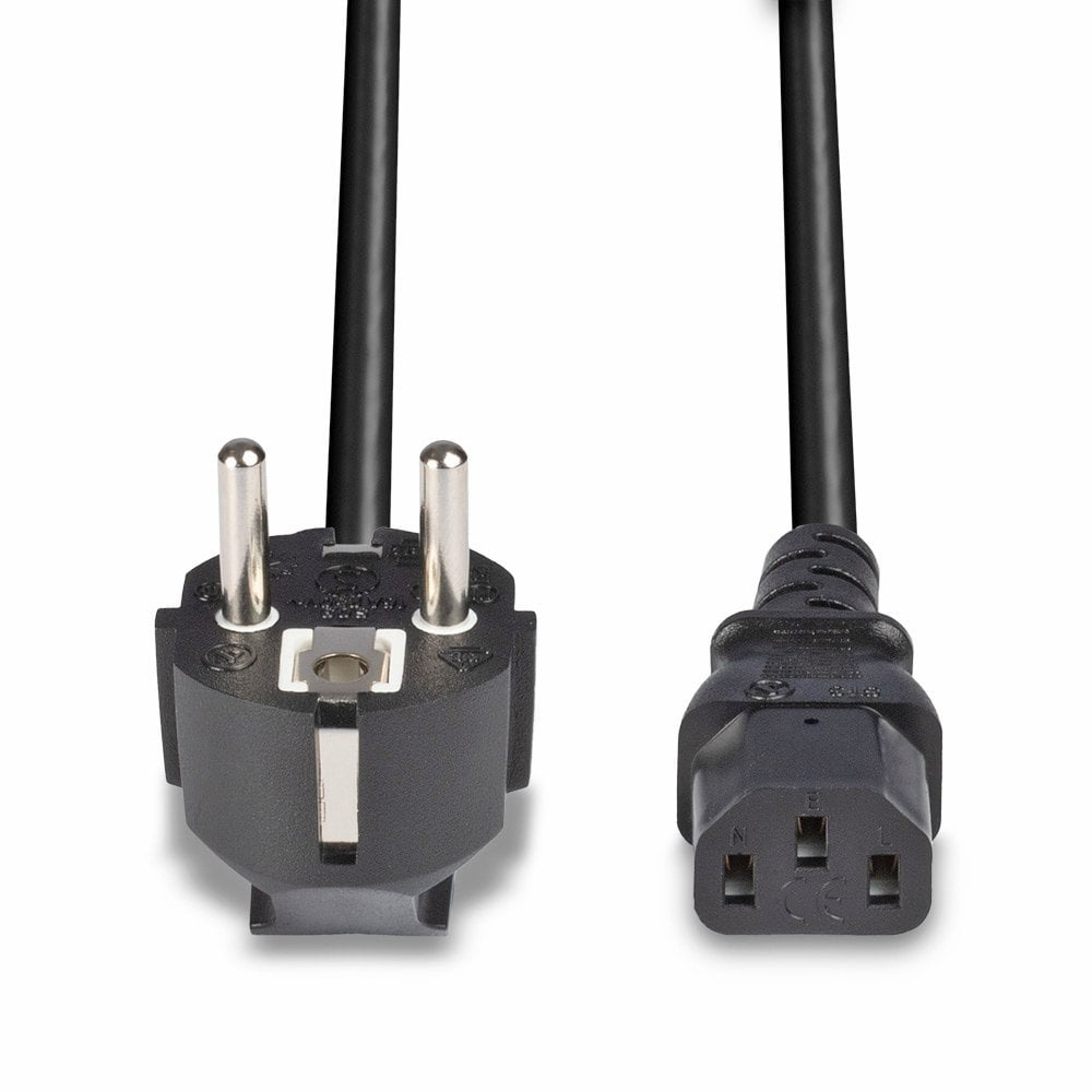Czarny kabel zasilający z wtyczką EU i złączem IEC. Białe tło. Zbliżenie.