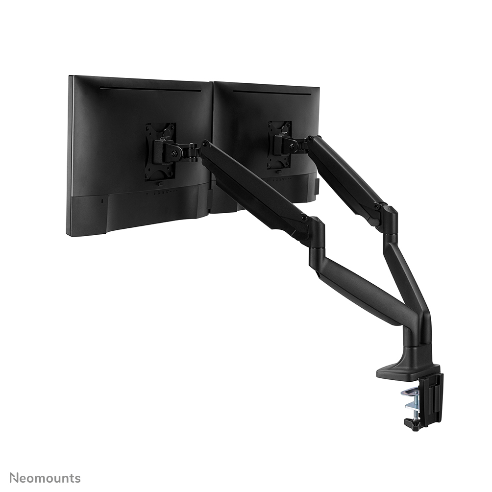 Brazo para monitor dual, montado en un escritorio. Dos monitores negros, fondo blanco.