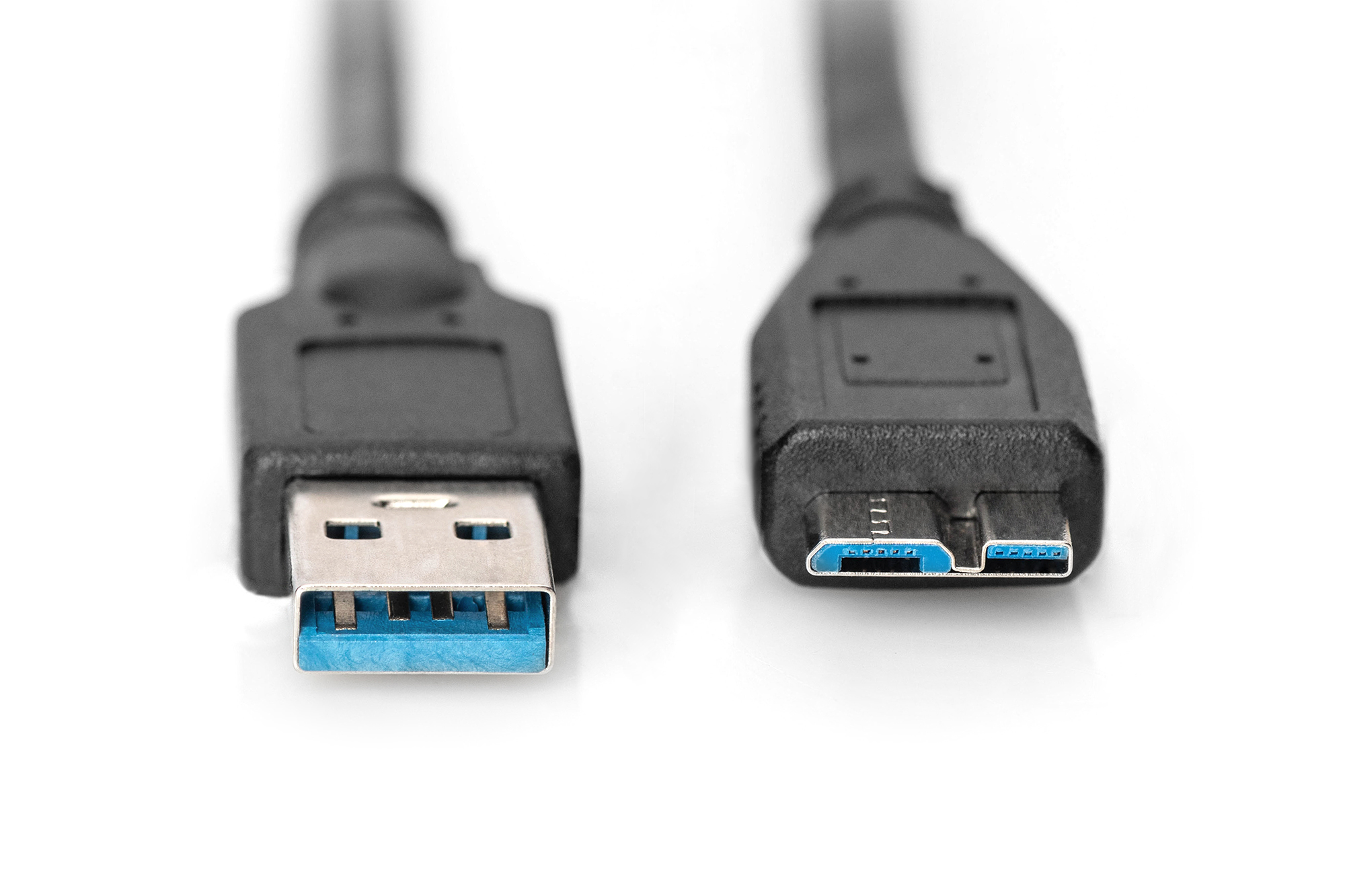 Schwarzes USB-Kabel mit blauen Steckern. Ein Ende ist USB, das andere Micro-USB.