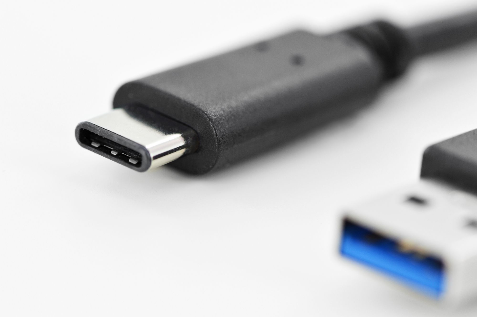 Zbliżenie złącza kabla USB-C i USB-A na białym tle.