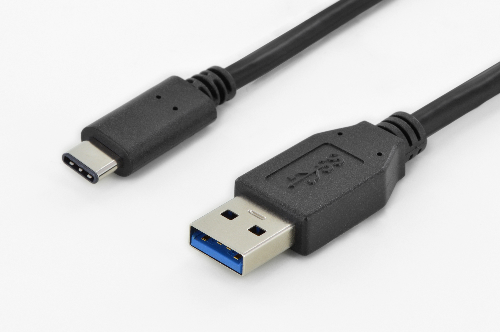 Czarny kabel USB-C do USB-A. Jeden koniec to USB-C, drugi to USB-A, oba czarne.