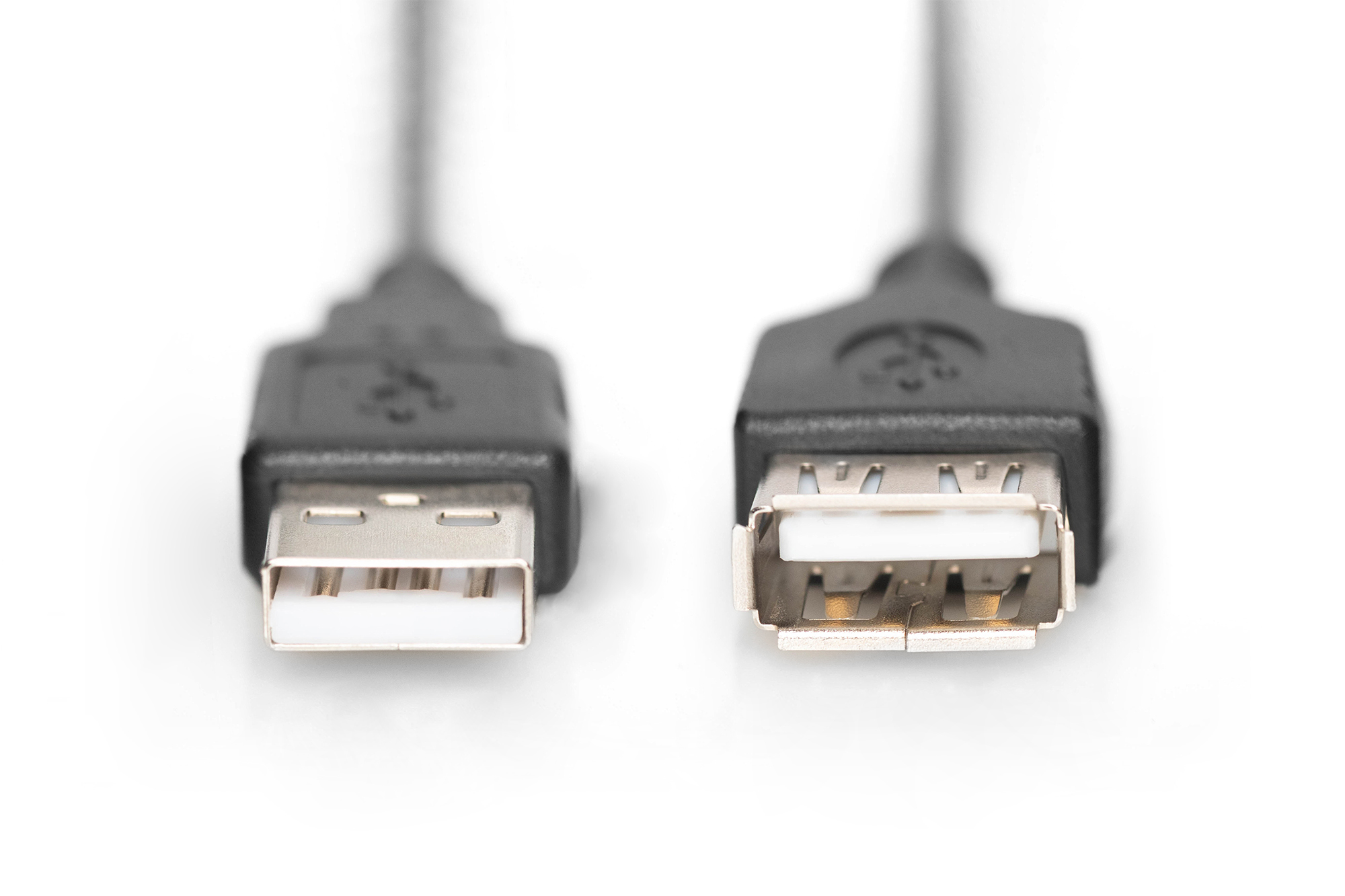 Deux câbles USB noirs, en gros plan, montrant les connecteurs.