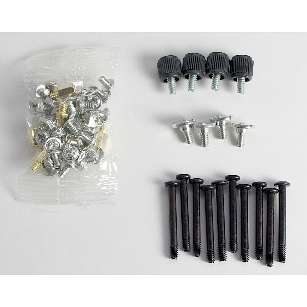 Elementy sprzętowe: śruby, śruby i pokrętła w przezroczystej plastikowej torbie i różne luźne.