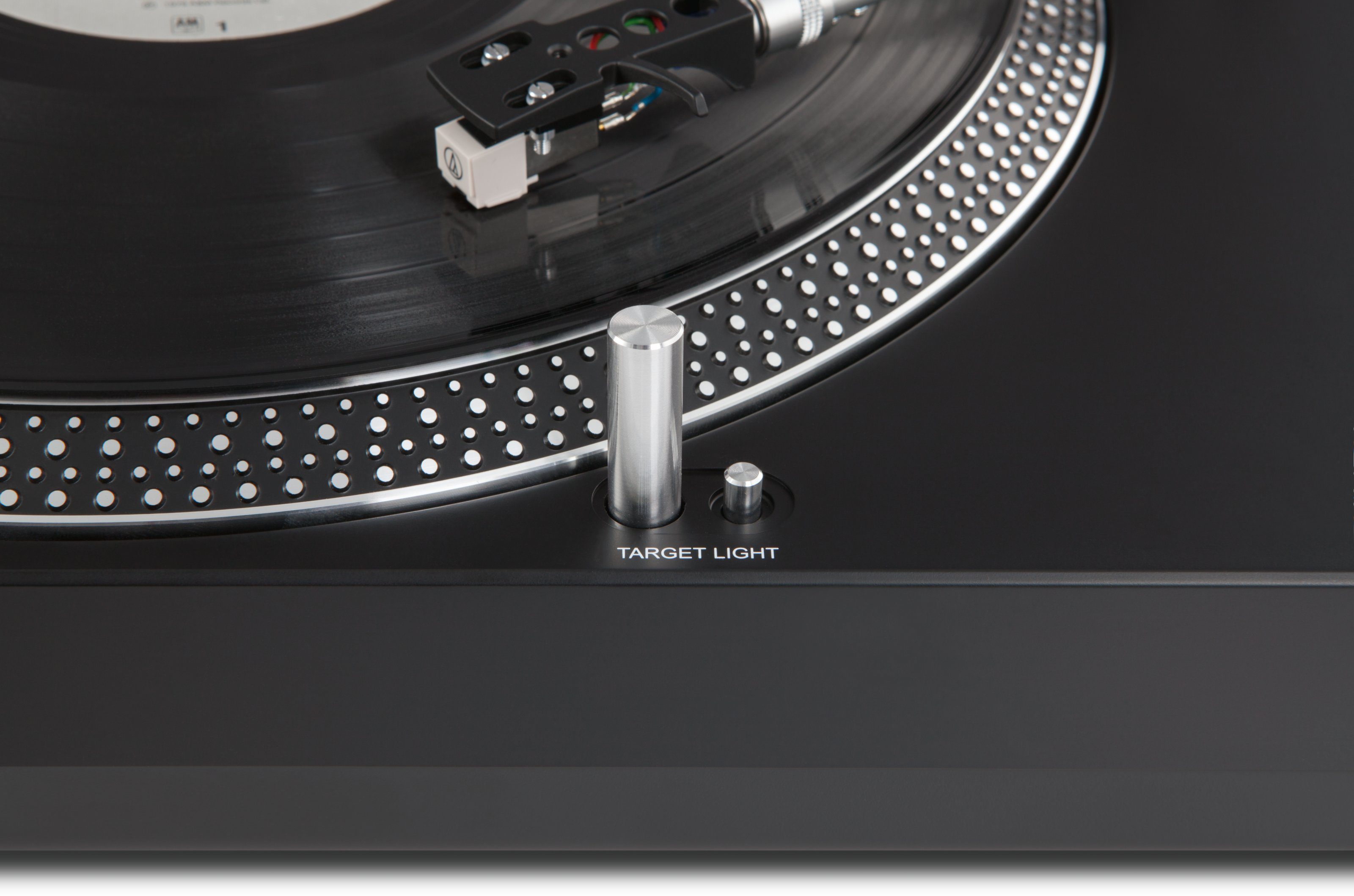 Plattenspieler, Nahaufnahme. Schwarz mit silbernen Akzenten. Ziellicht-Taste. Schwarze Vinyl-Schallplatte oben.