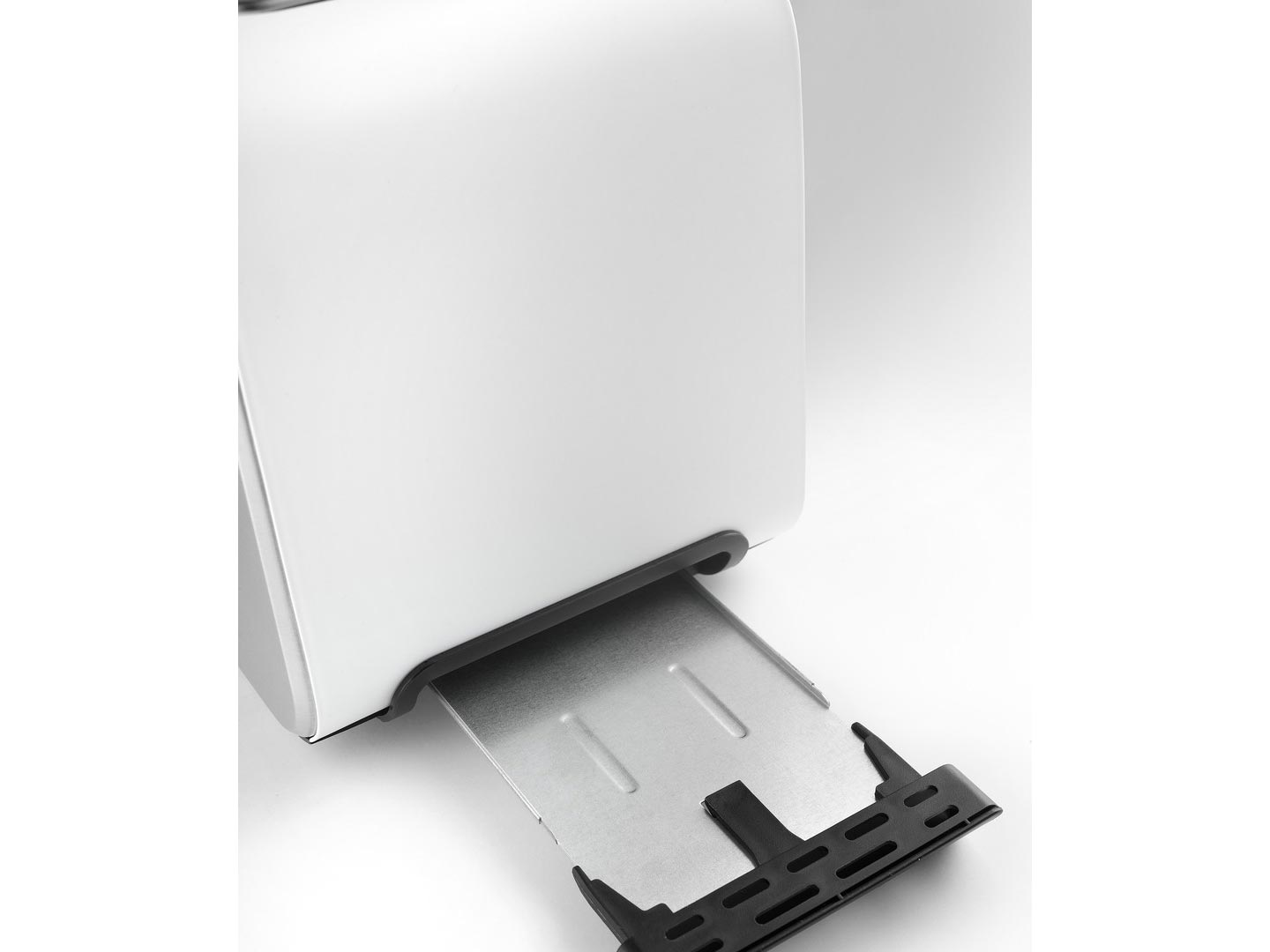 Biały toster z wysuniętą srebrną tacą. Toster stoi na białym tle.