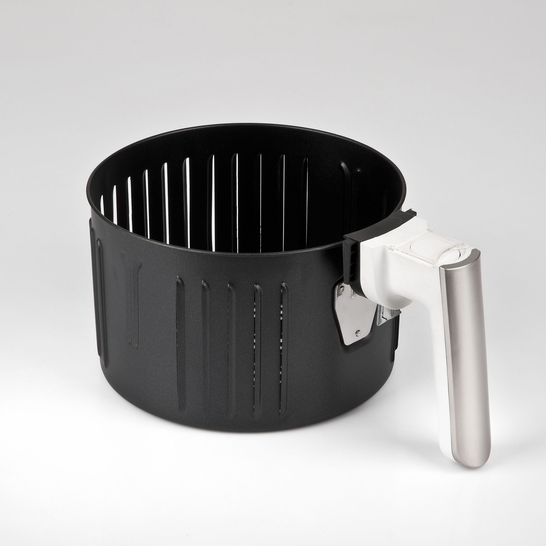 Czarny kosz do frytkownicy powietrznej z białym uchwytem, na białej powierzchni.