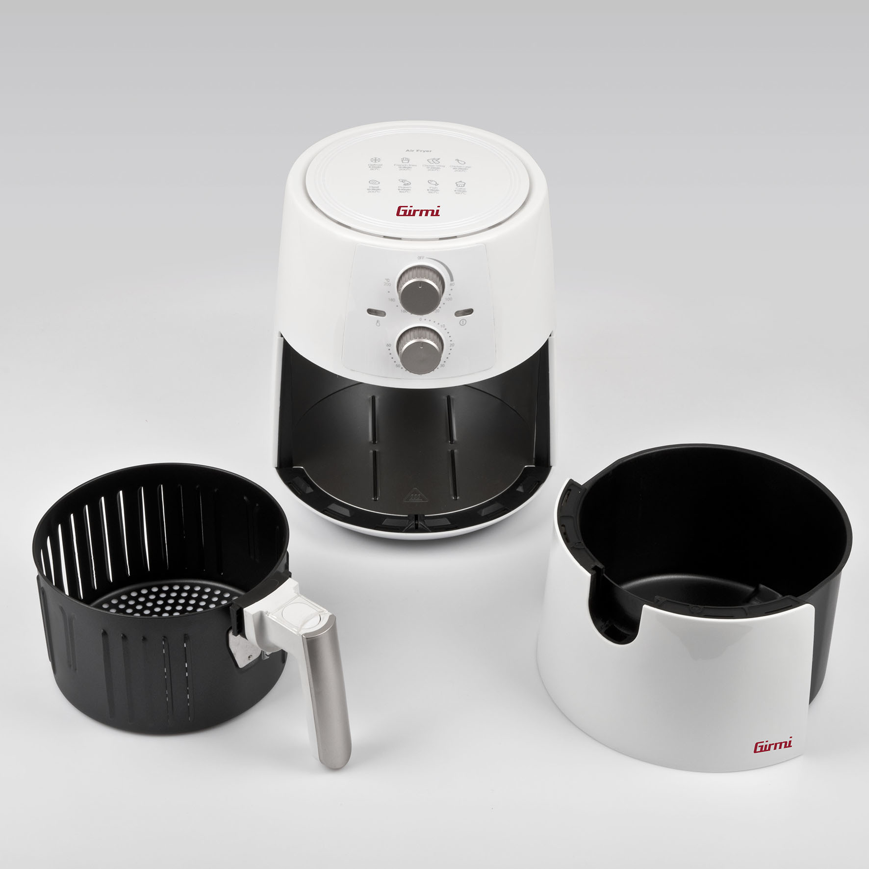 Biała i czarna frytkownica powietrzna z wyjmowanym koszem i oddzielnym pojemnikiem. Są pokrętła do sterowania.