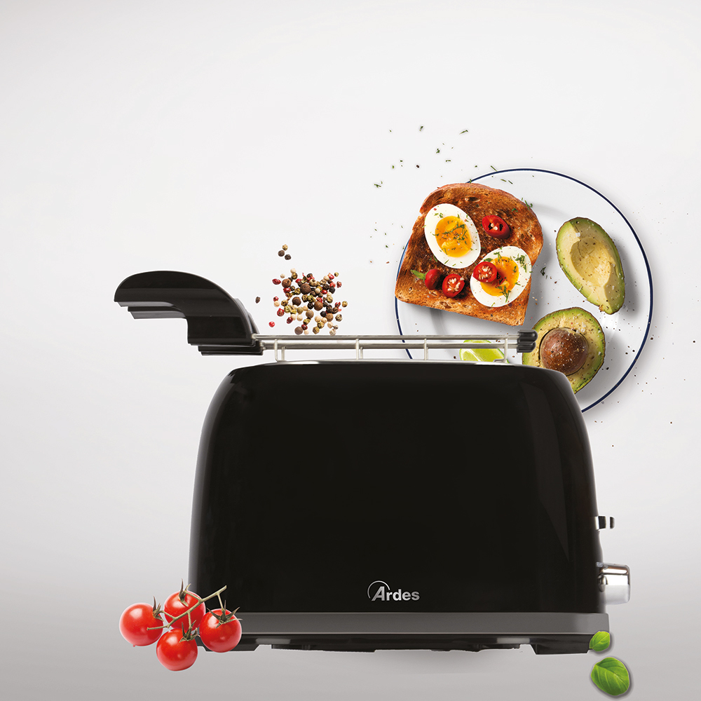 Czarny toster z tostami, jajkami i awokado na talerzu. Widoczne są również pomidory i przyprawy.