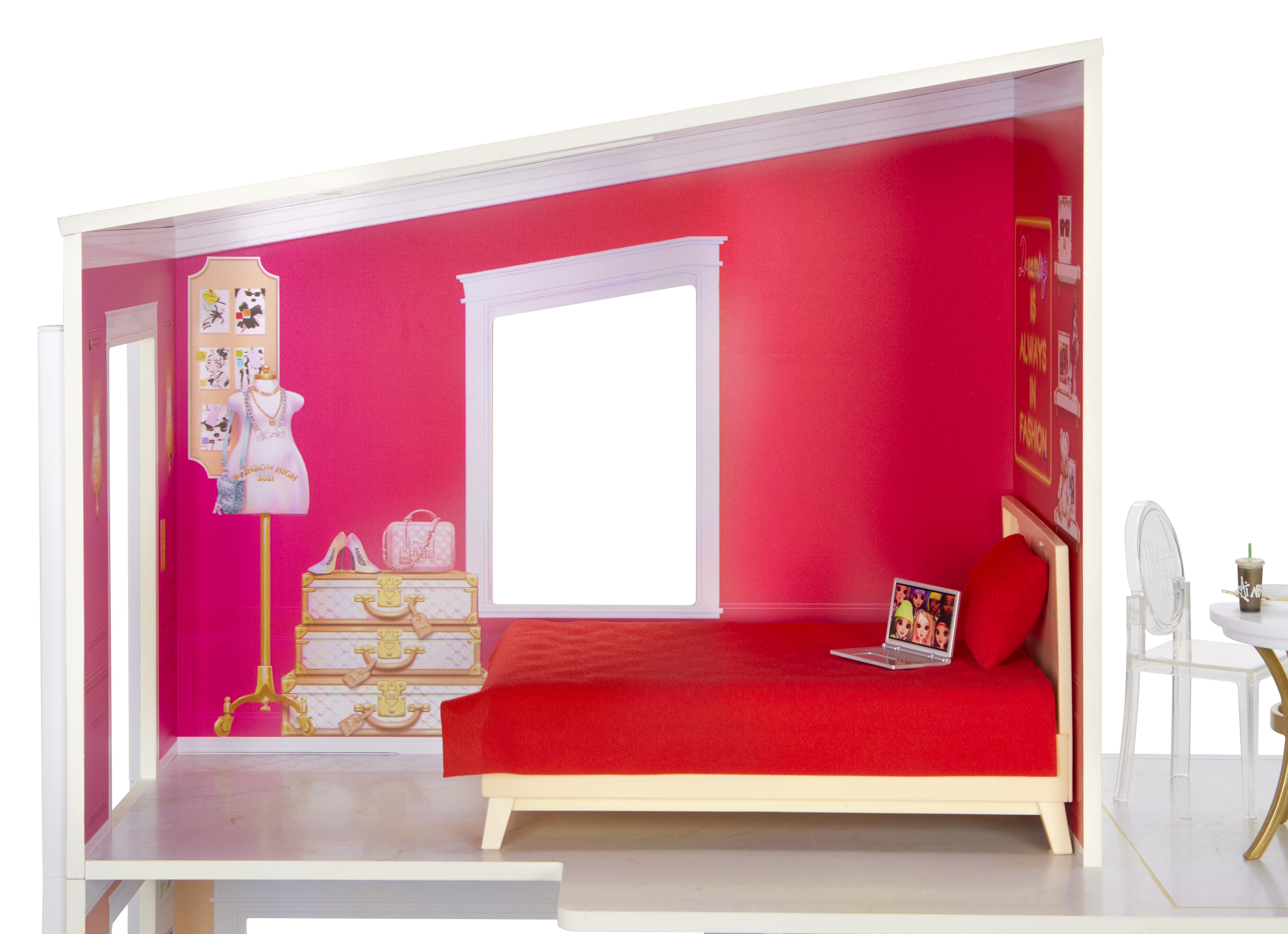 Puppenhaus-Innenraum. Pinke Wände, rotes Bett, weißes Fenster. Möbel: Bett, Kommode, Schreibtisch.