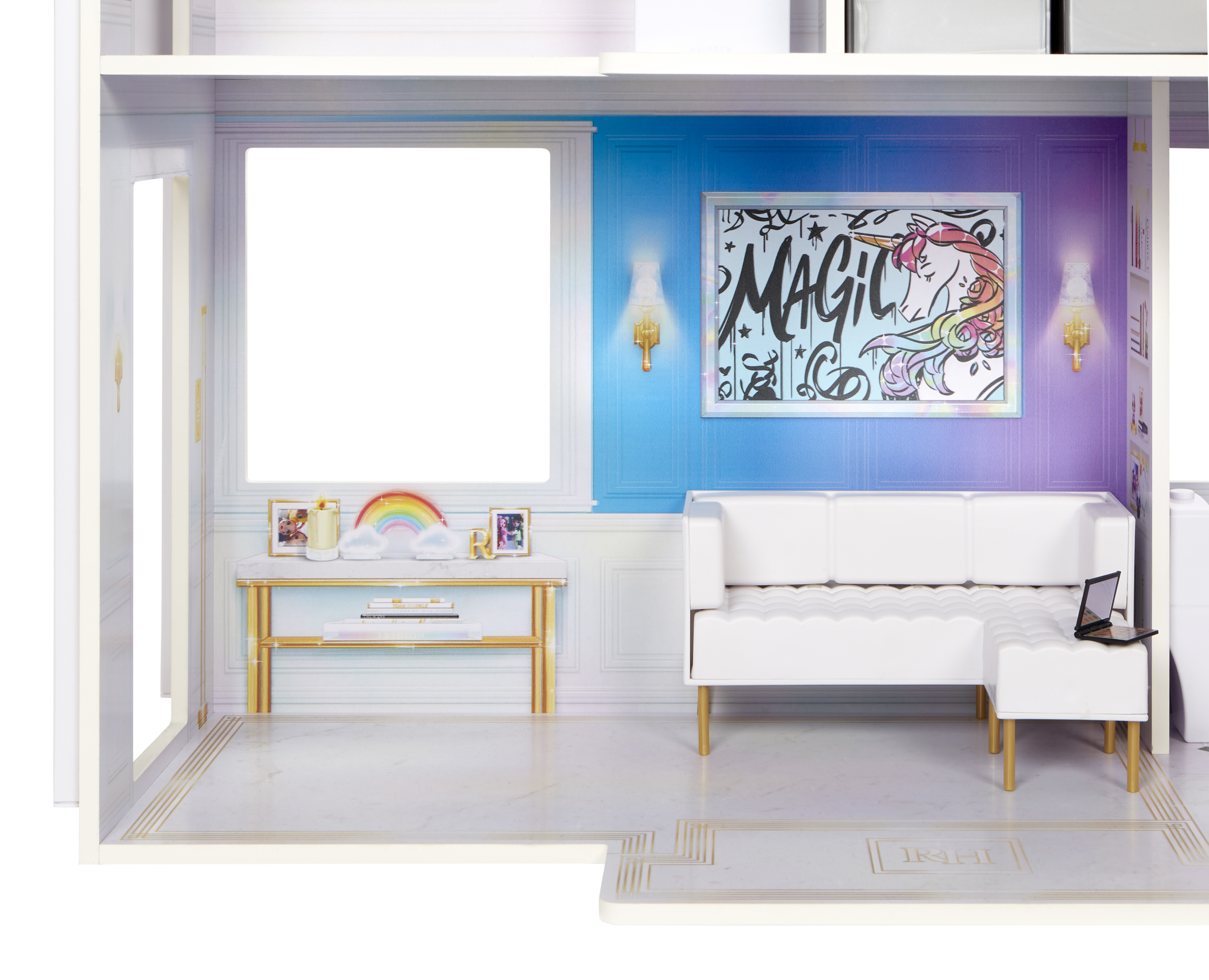 Ein Puppenhaus-Interieur mit weißen Möbeln, einem Gemälde und einer Regenbogen-Dekoration, mit weißem Hintergrund.