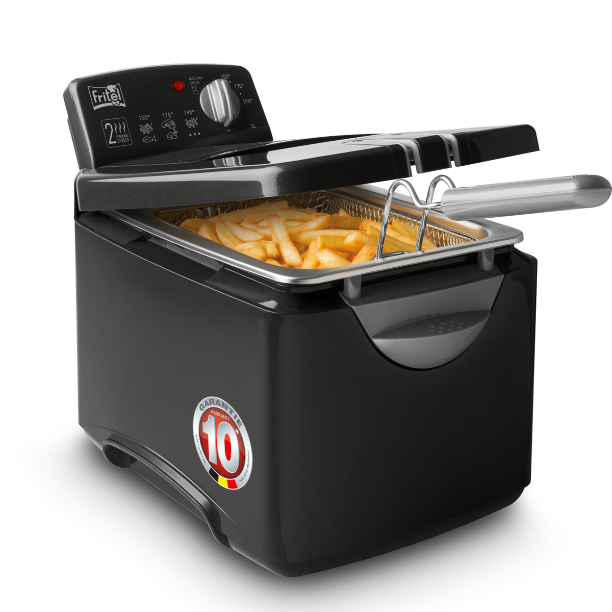 Zwarte friteuse met handvat en mandje, met friet.