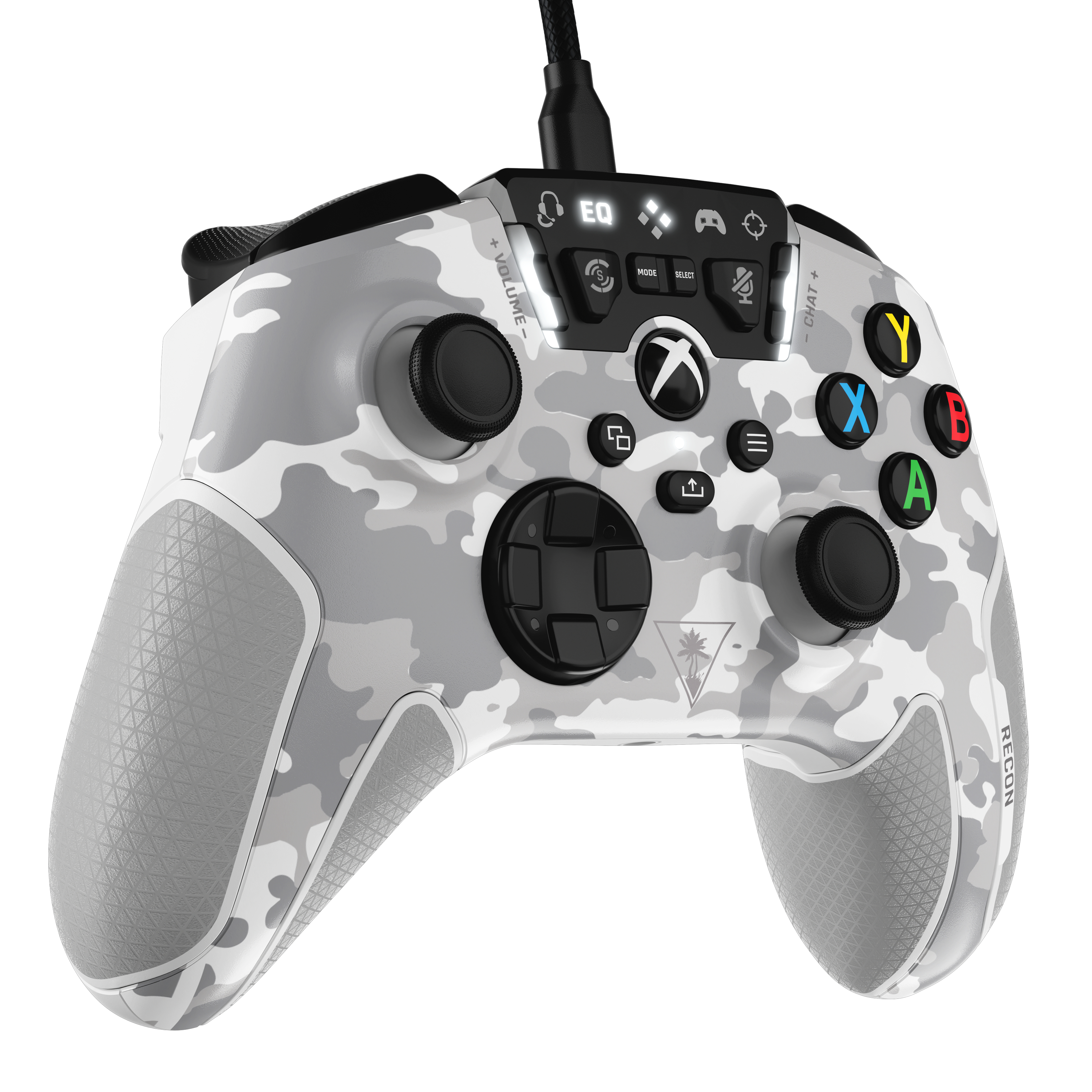 Biało-szary kontroler Xbox w kamuflażu z przyciskami i czarnym kablem USB. Znajduje się na białej powierzchni.