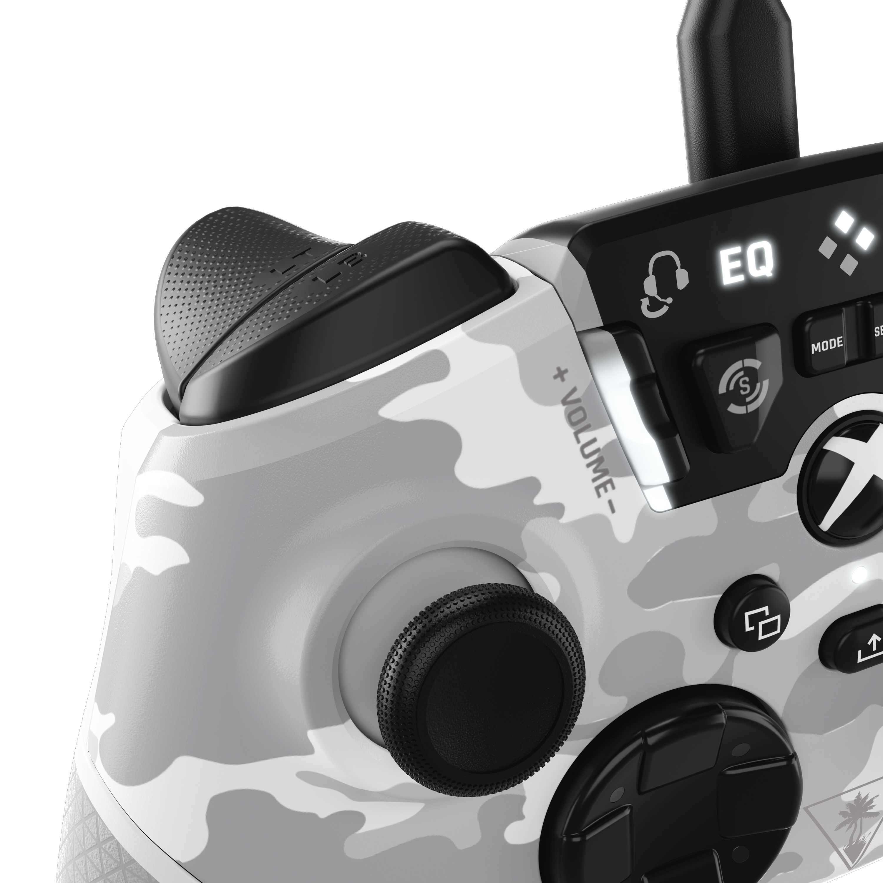 Zbliżenie białego i szarego kontrolera do gier w kamuflażu z przyciskami i joystickami.