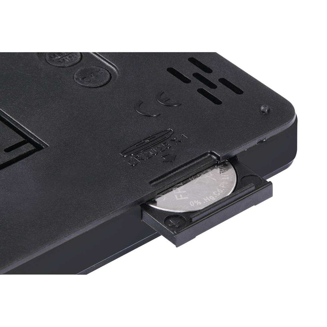 Spód czarnego urządzenia z otwartą komorą baterii, pokazujący srebrną baterię.