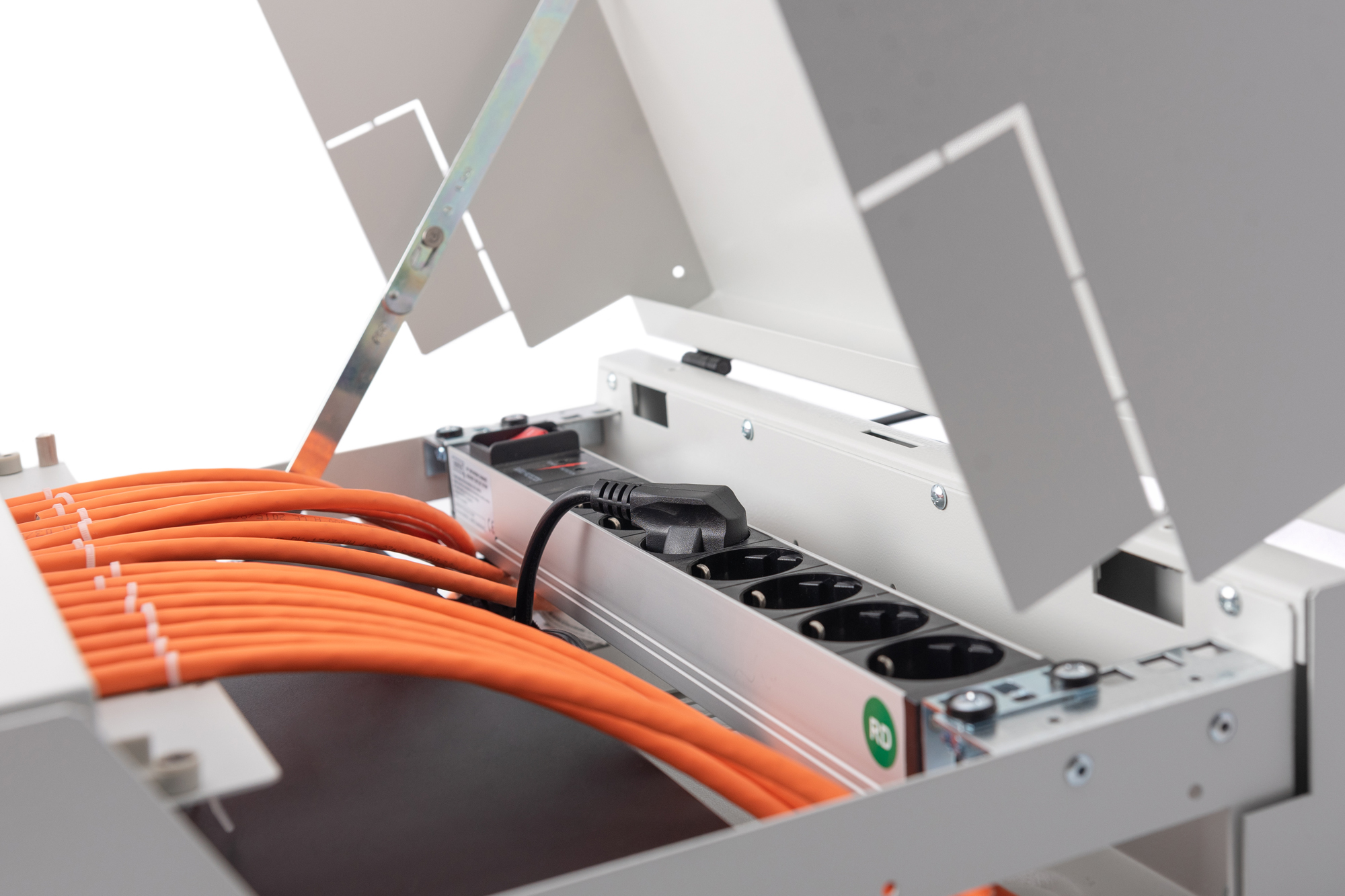 Open metalen doos met oranje kabels, stekkerdoos en stopcontacten.