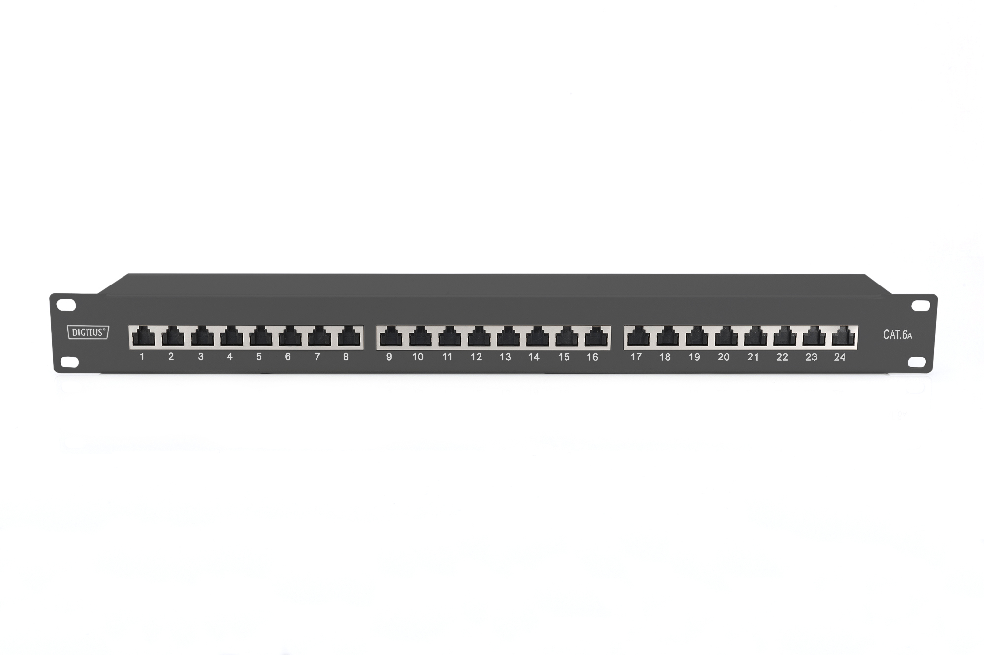 Ein schwarzes Netzwerk-Patchpanel mit 24 nummerierten Anschlüssen. Der Markenname ist sichtbar.
