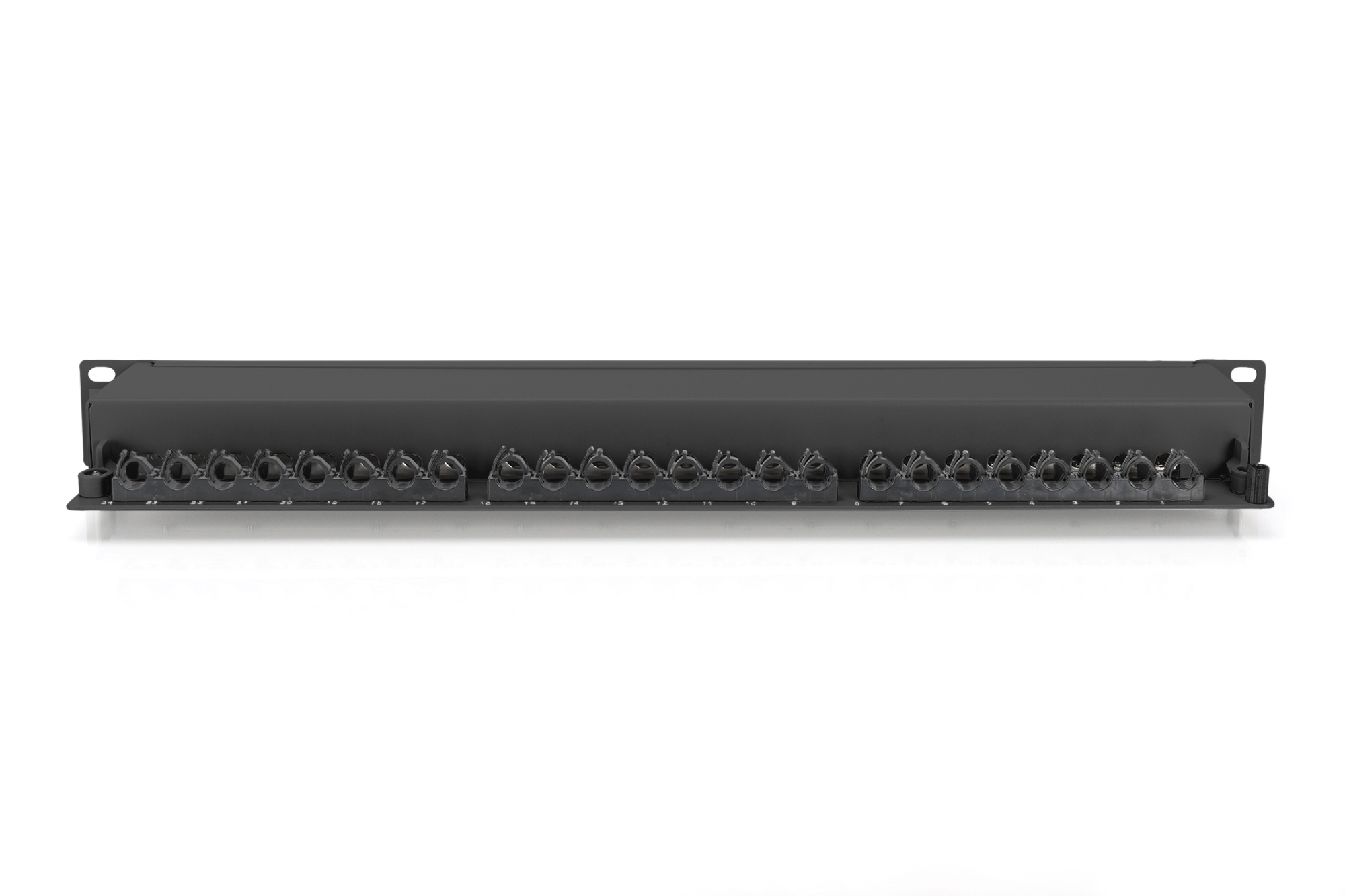 Schwarzes Rack-Montage-Panel mit zahlreichen Anschlüssen, weißer Hintergrund.