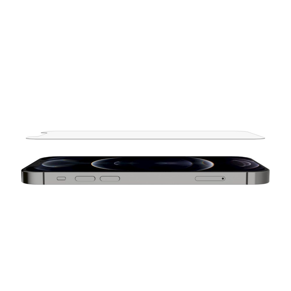 Un iPhone, visto di lato, con una protezione per lo schermo sopra, su sfondo bianco.