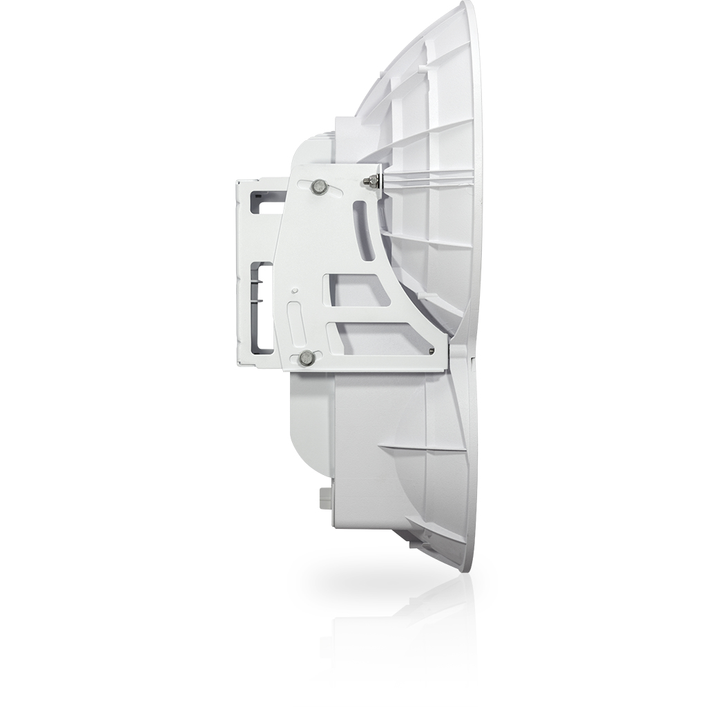 Biała antena, widok z boku. Antena jest zamontowana na białym wsporniku.