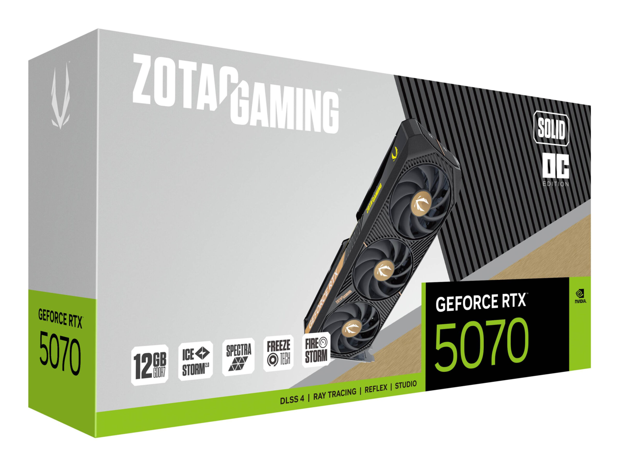 Karta graficzna ZOTAC GAMING GeForce RTX 5070 jest wyświetlana w pudełku. Pudełko jest biało-zielone.