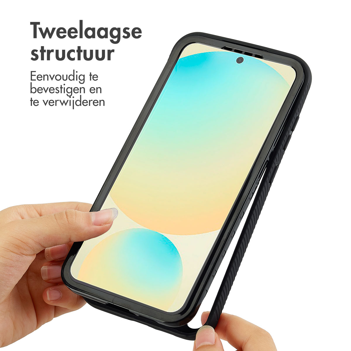 Une main tenant un téléphone avec une coque. Texte sur le côté. Fond blanc.