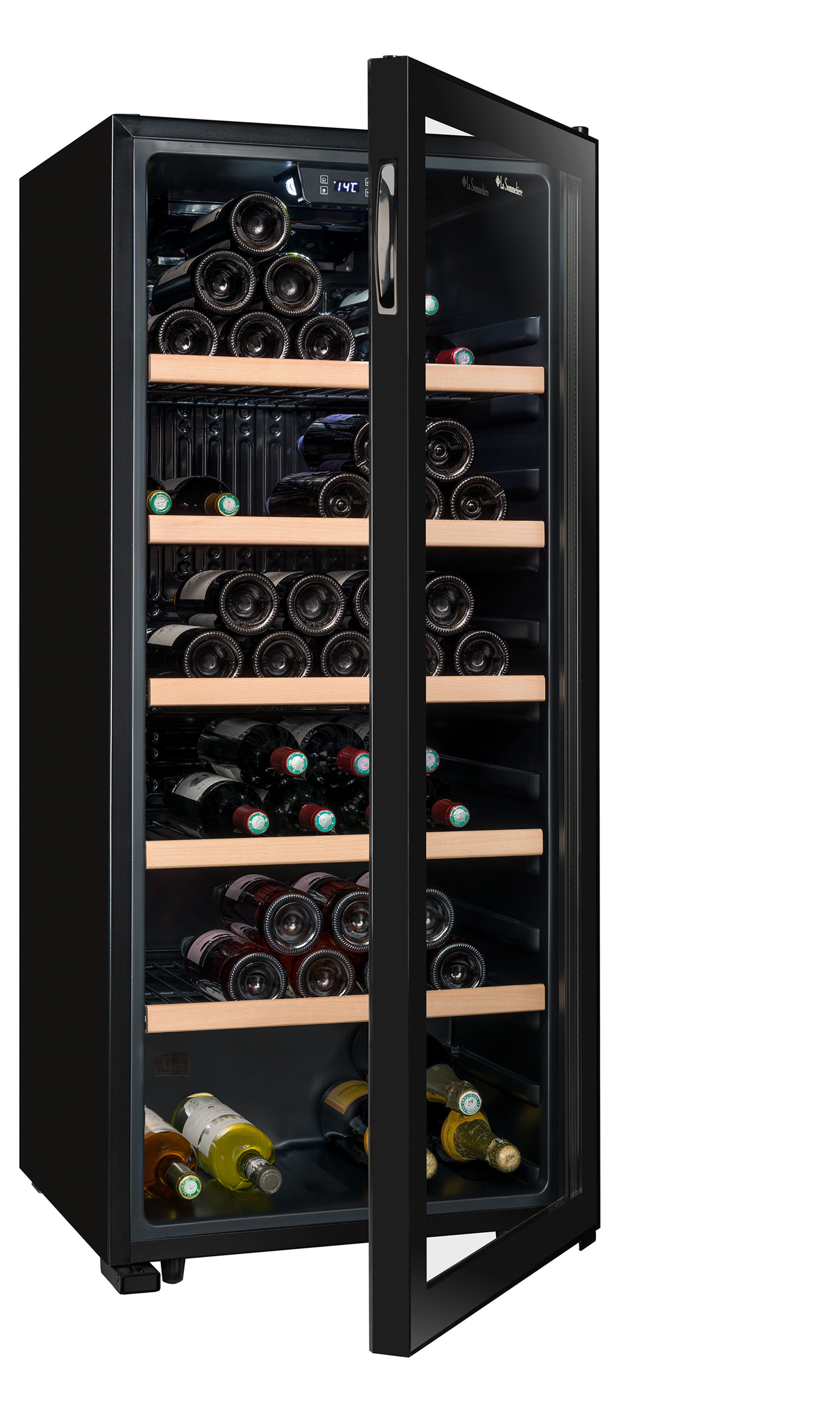 Enfriador de vino negro con puerta de vidrio abierta, lleno de botellas de vino en estantes de madera.