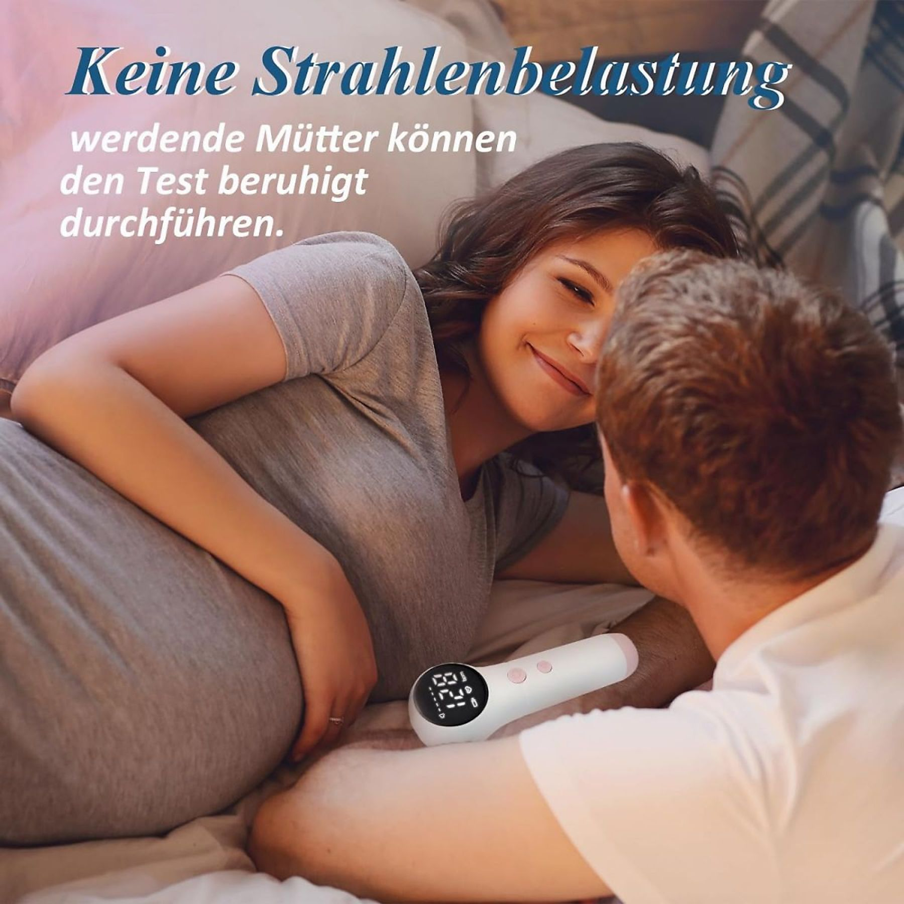 Schwangere Frau und Mann untersuchen ein Gerät in einem Bett.