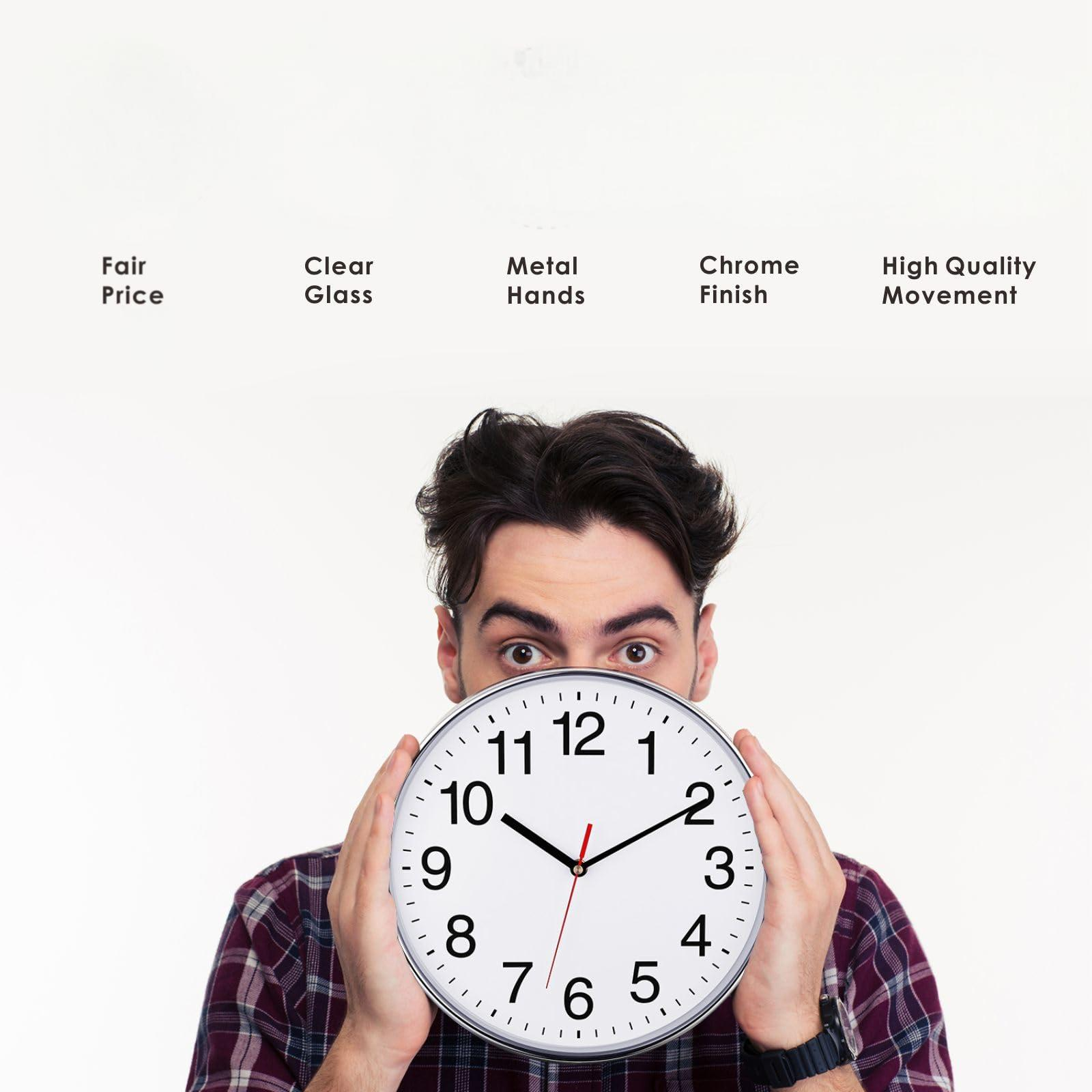 Ein Mann hält eine Uhr vor sein Gesicht, darüber Text, der die Uhreigenschaften beschreibt.