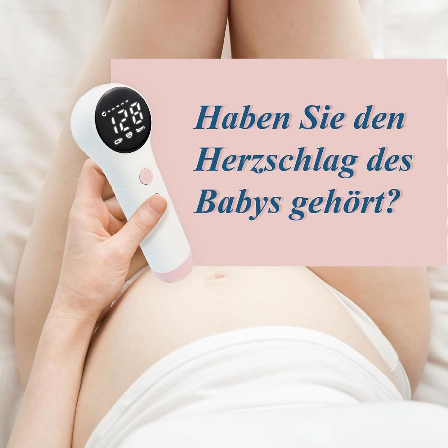 Schwangere Frau hält einen fetalen Doppler mit Text über ihrem Bauch.