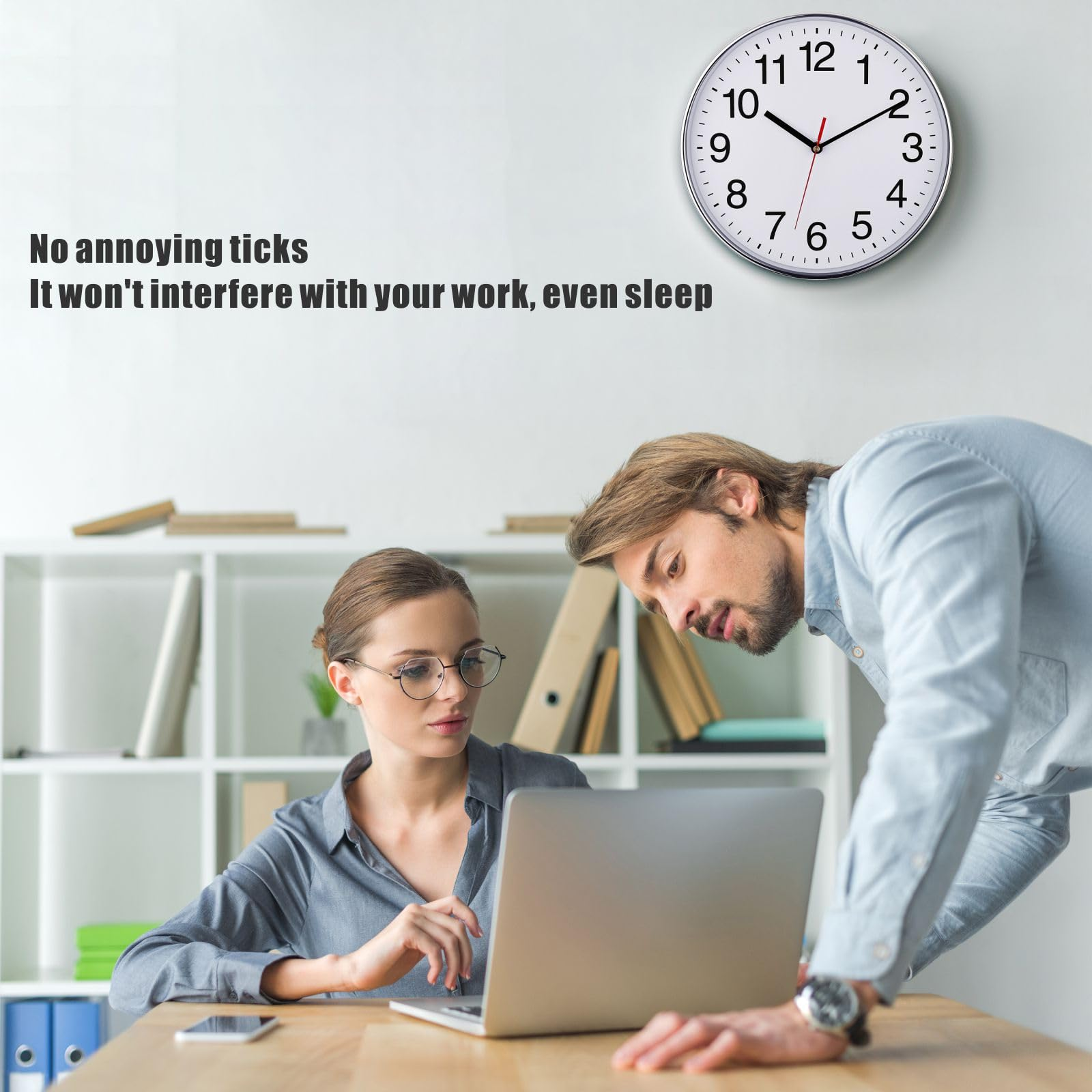 Zwei Personen schauen auf Laptop, Uhr an der Wand. Text: Keine störenden Ticks.