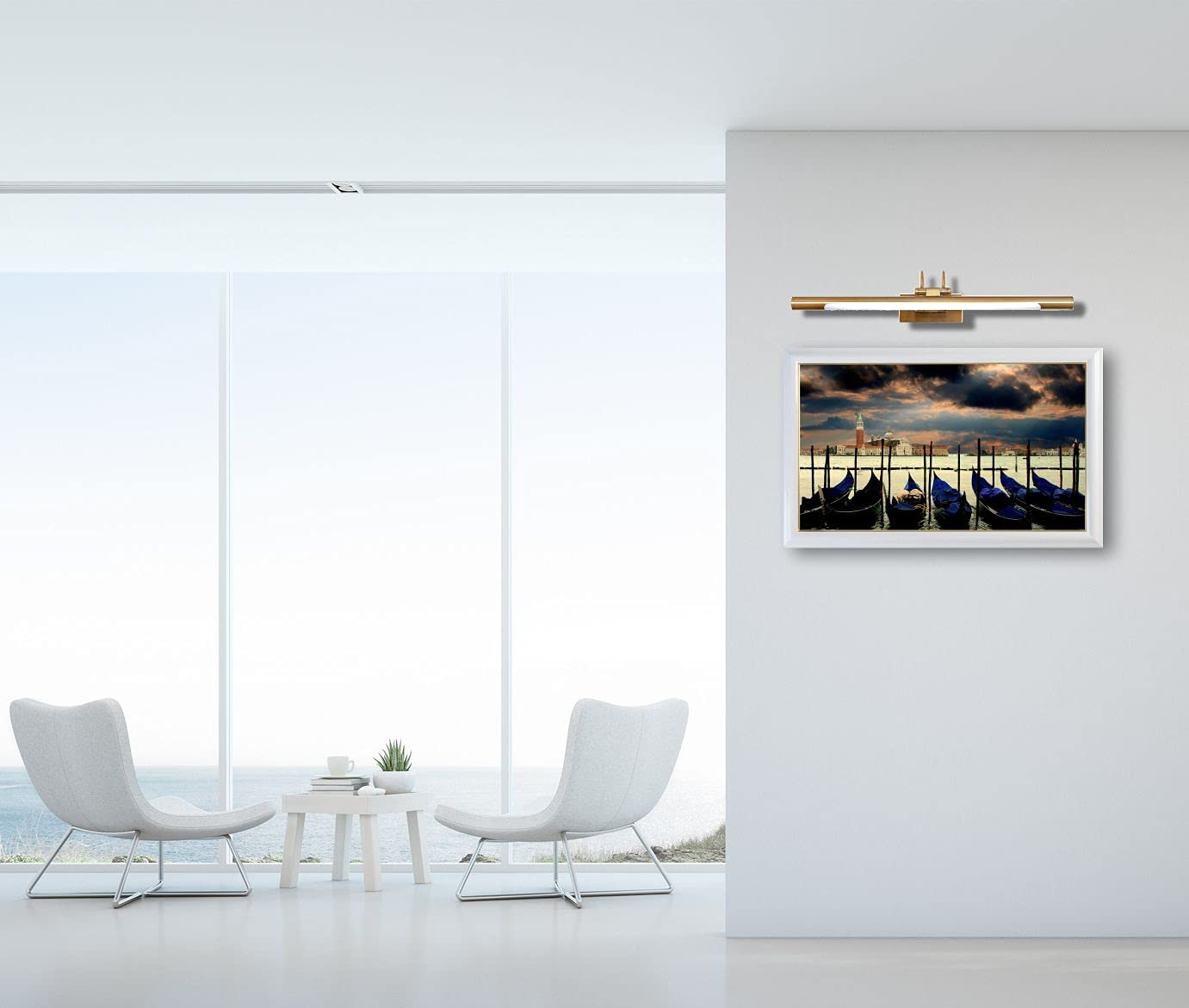 Eine Innenszene mit einem Gemälde über einer weißen Wand, Stühlen und einem großen Fenster.