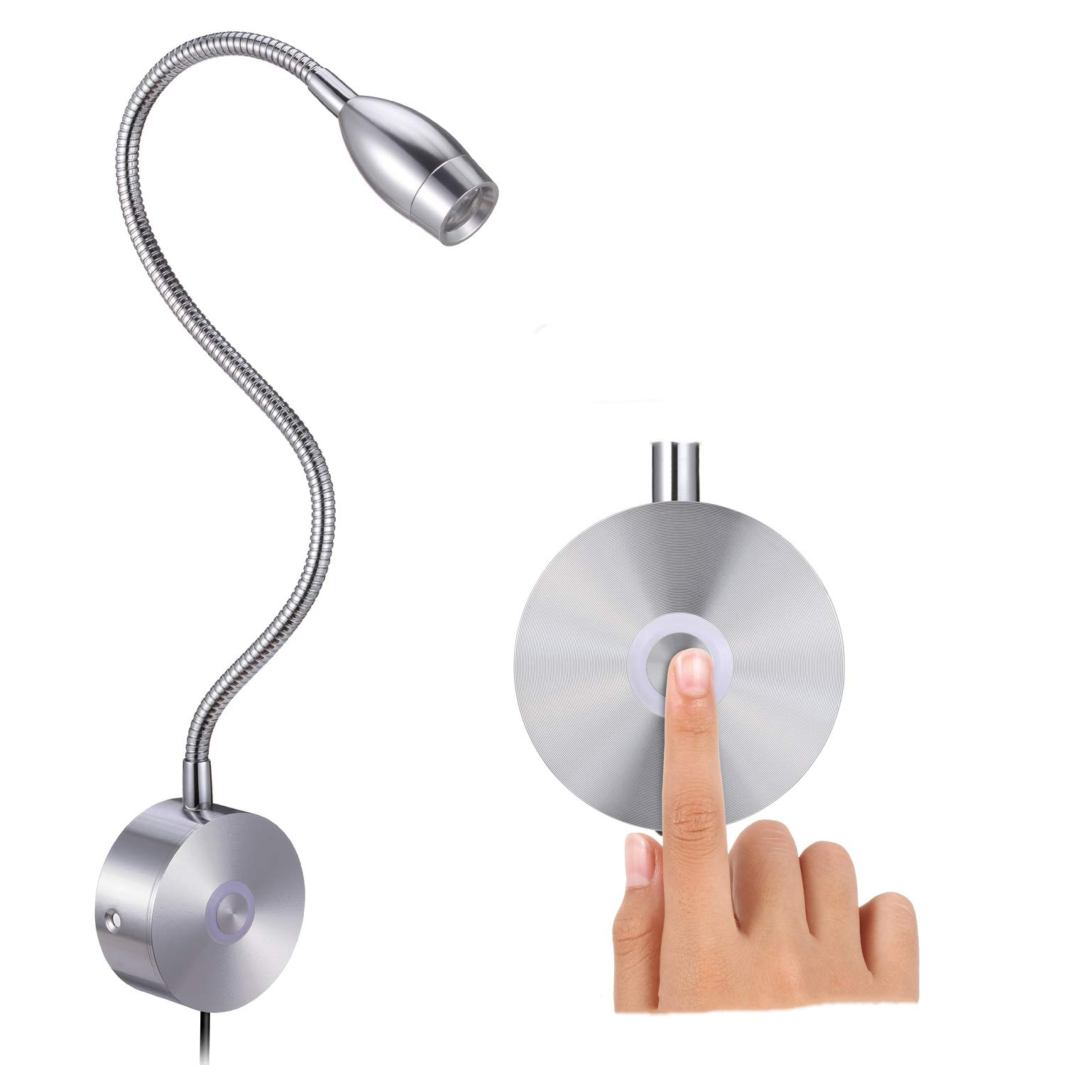 Eine silberne flexible Lampe an einer Wand, mit einem Finger, der einen runden Knopf berührt.