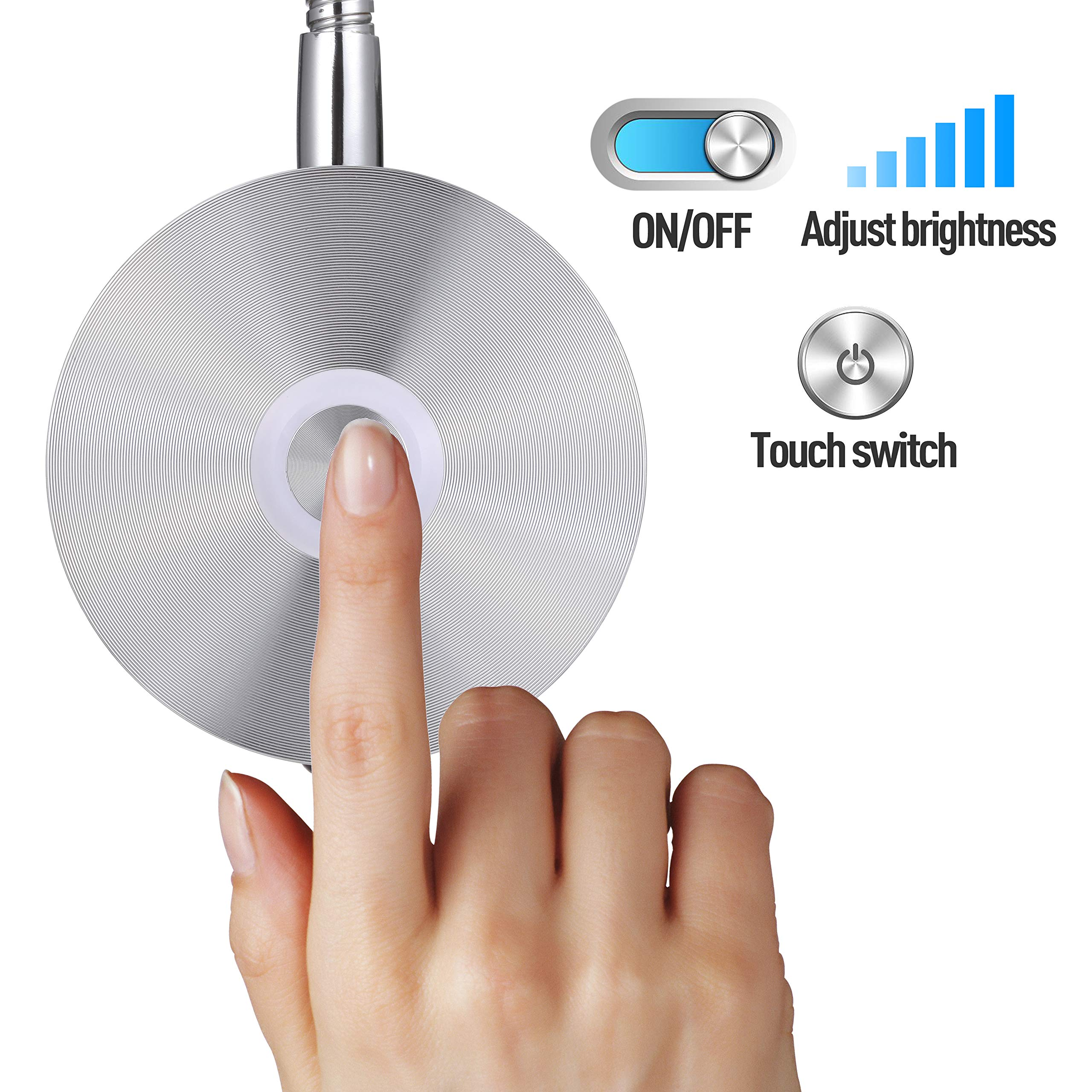 Hand berührt eine silberne Touch-Lampe. Ein/Aus- und Helligkeitsregler sind sichtbar. Weißer Hintergrund.