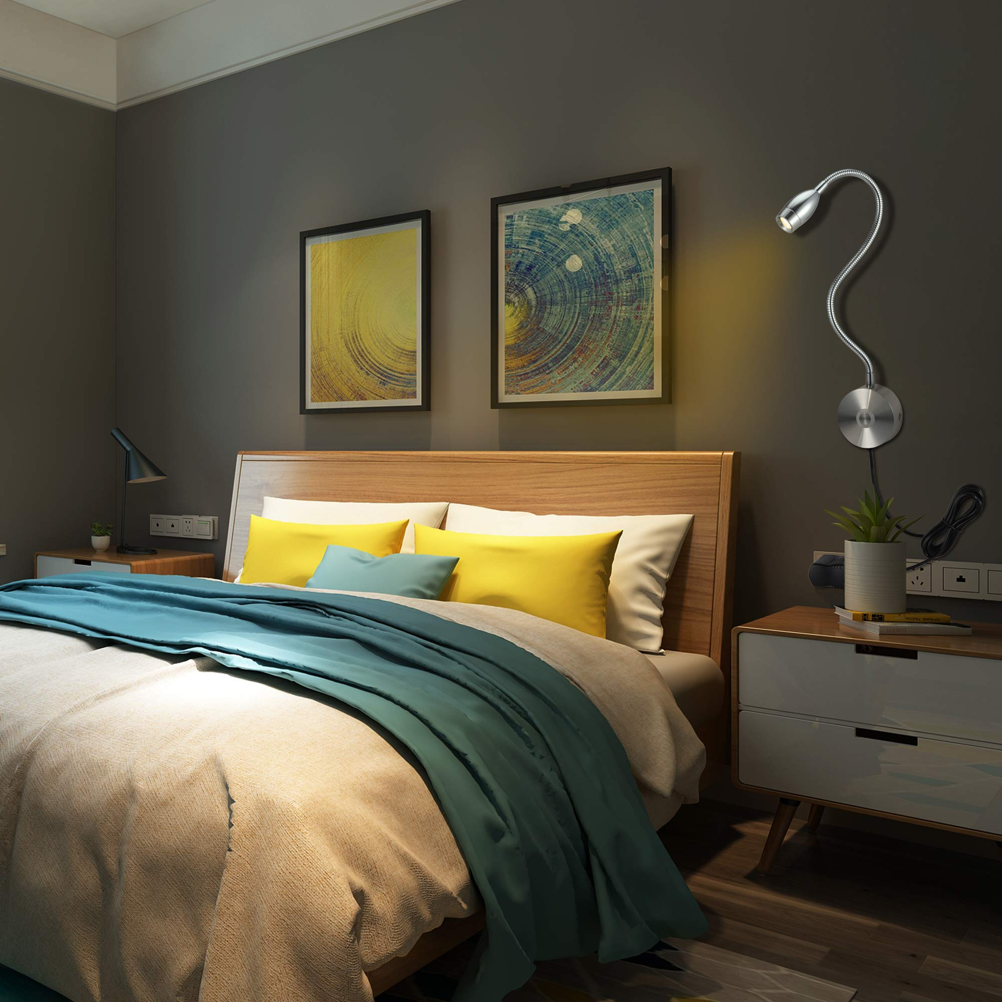 Schlafzimmer mit Bett, Nachttisch, Lampe und Wandkunst. Warmes Licht von der Lampe.