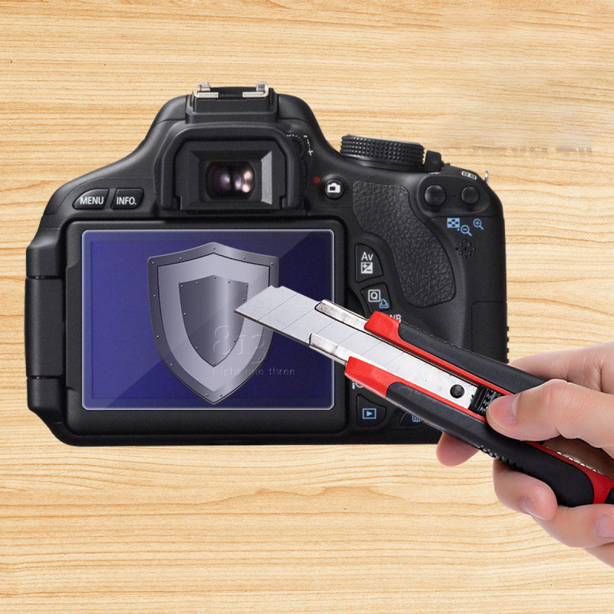Eine Person, die einen Cutter auf einem Kamerabildschirm mit einem Schildsymbol verwendet. Hintergrund ist eine Kamera und Holz.