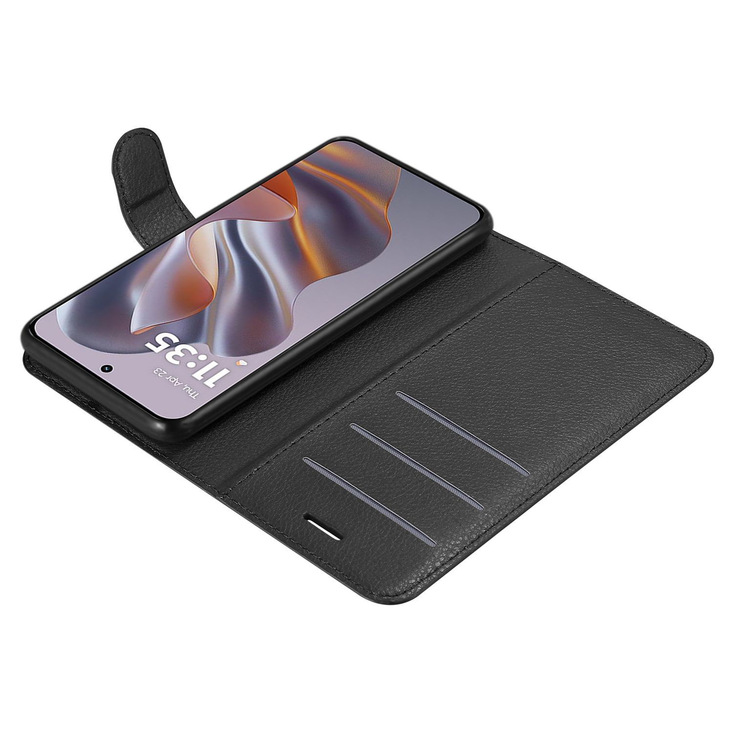 Ein schwarzes Telefon in einer schwarzen Brieftasche. Der Bildschirm zeigt eine App-Oberfläche.